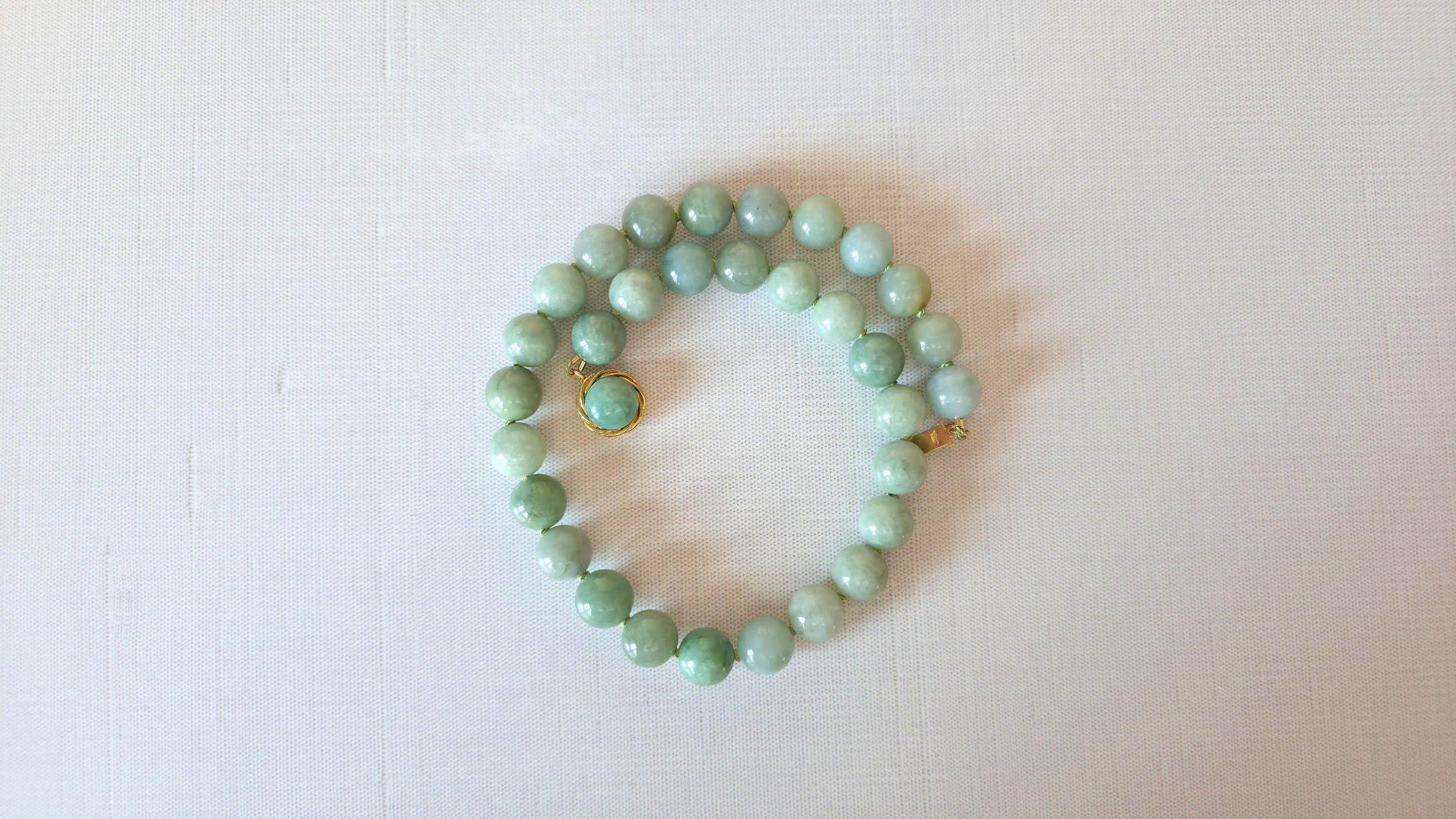 Ti presentiamo una squisita collana di giada naturale birmana. Le perle verde fumo, come avvolte da una nebbia autunnale, con un diametro di 13,5 mm, sono infilate in un filo di seta resistente e formano un'elegante collana di 18 pollici con un peso