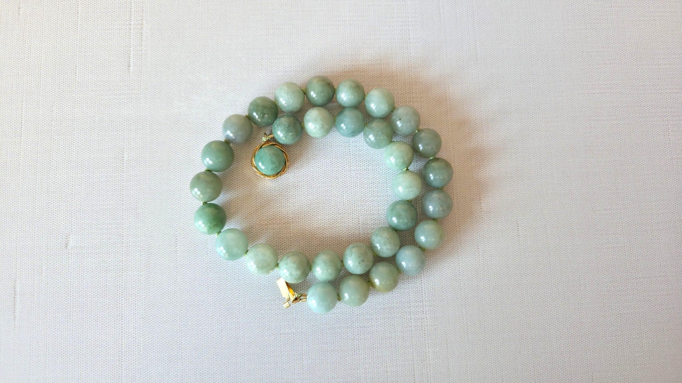 Collana con perline annodate di giada birmana e giadeite In condizioni Nuovo in vendita a Chesterland, OH
