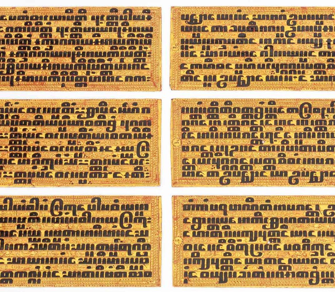 Birmano Pagine manoscritte di legno dorato birmano Kammavacha, 16 in vendita