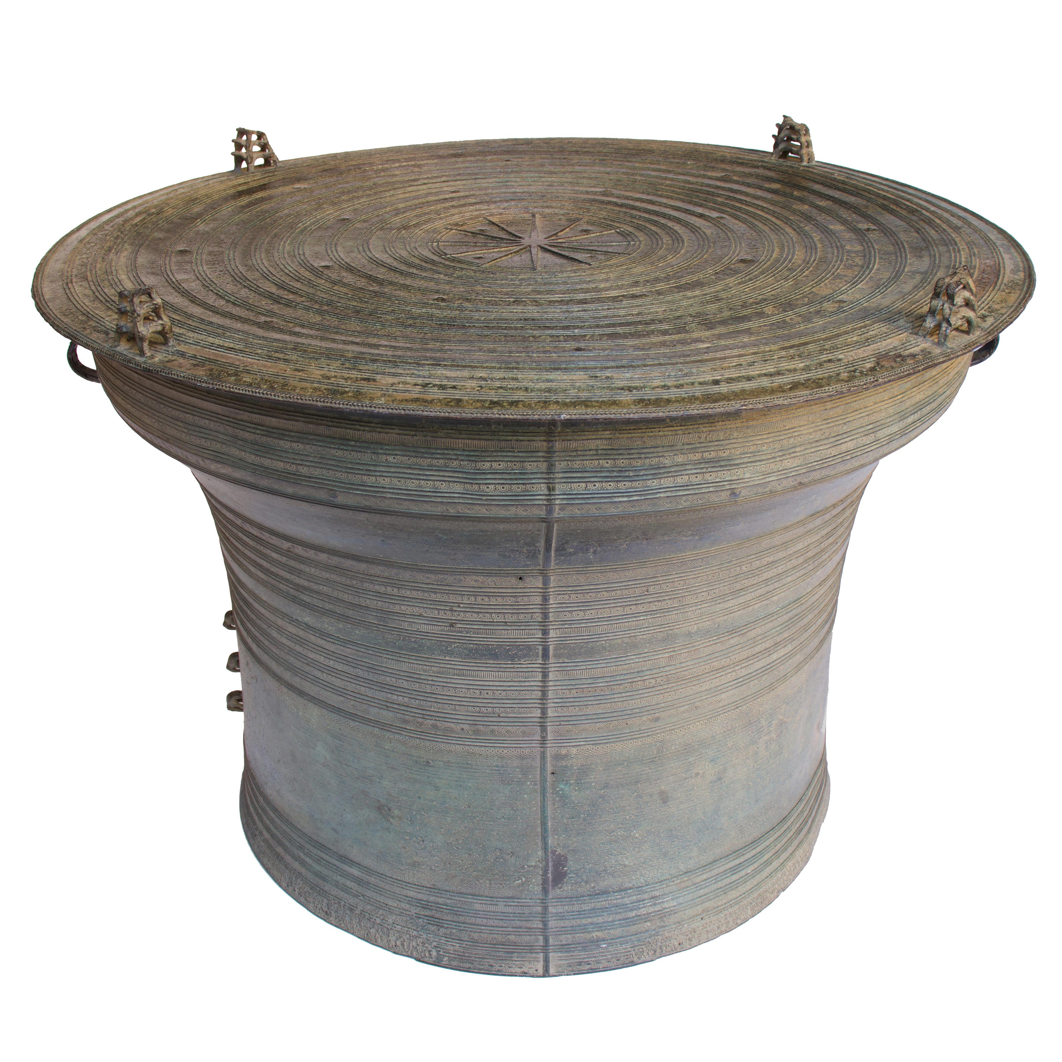 Un grand tambour de bronze (Heger Type III), Pazi (Birman), pam klo' (Karen) également connu sous le nom de 