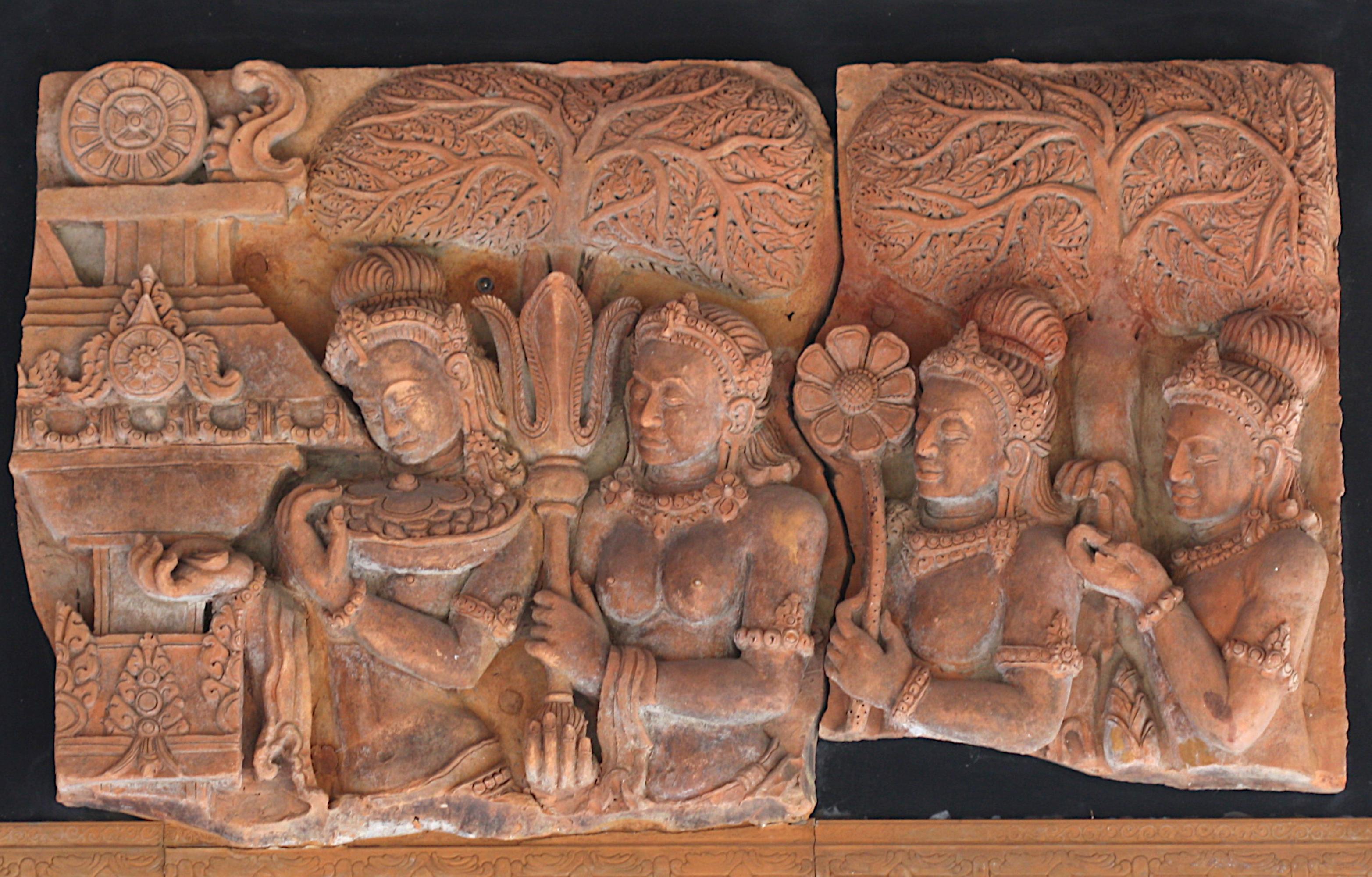
Terrakotta-Figurenrelief im Burma/Khmer-Stil
Geformt als Prozession von Halbfiguren vor Tempelbauten und stilisierten Bäumen, jedes Relief in zwei Segmenten, montiert auf einer ebonisierten, abgedeckten Holzplatte.
Insgesamt 28 x 41 x 7