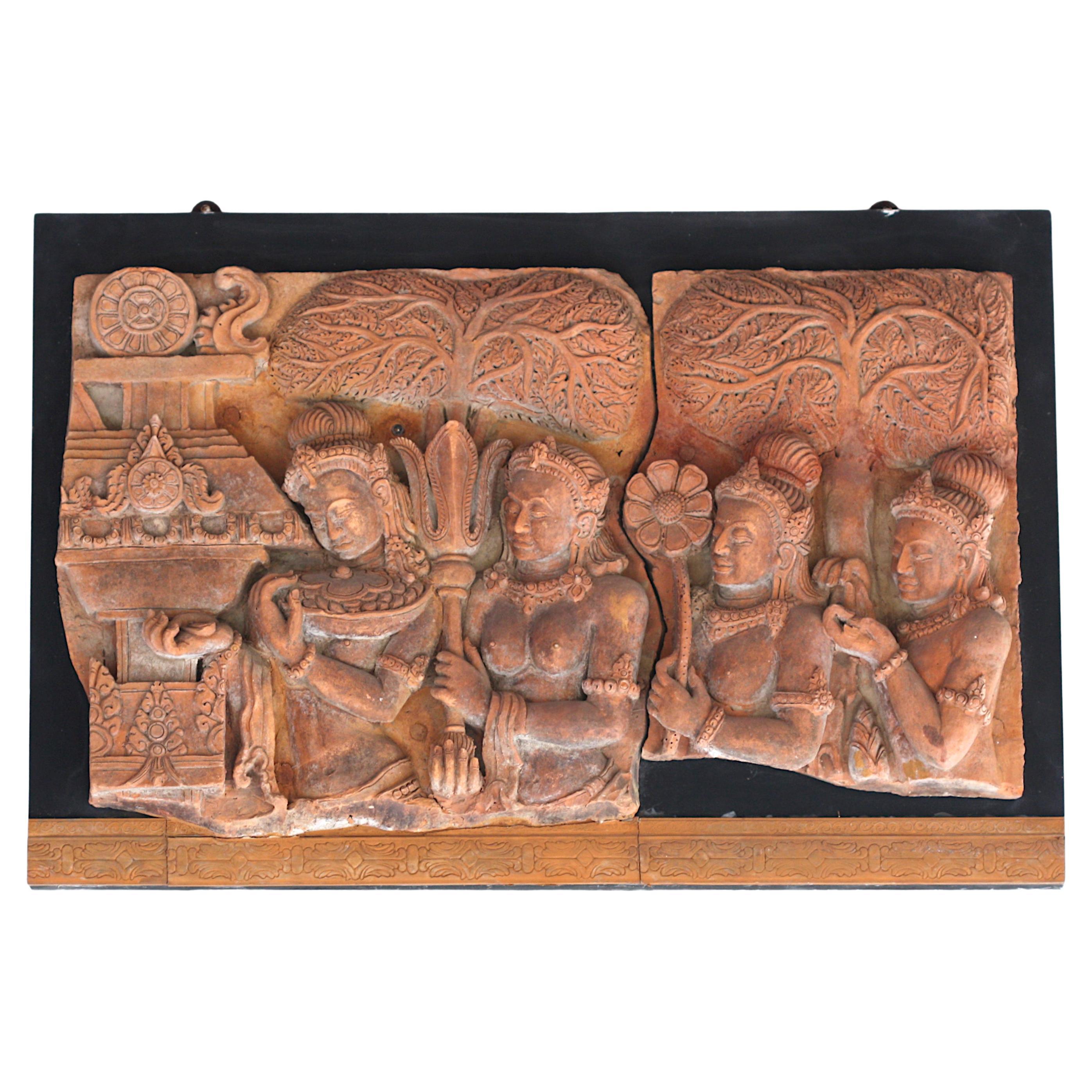 Terrakotta-Figurenrelief im Burma/Khmer-Stil im Angebot