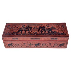 Boîte rectangulaire en laque birmane avec décoration incisée d'éléphants et de figures