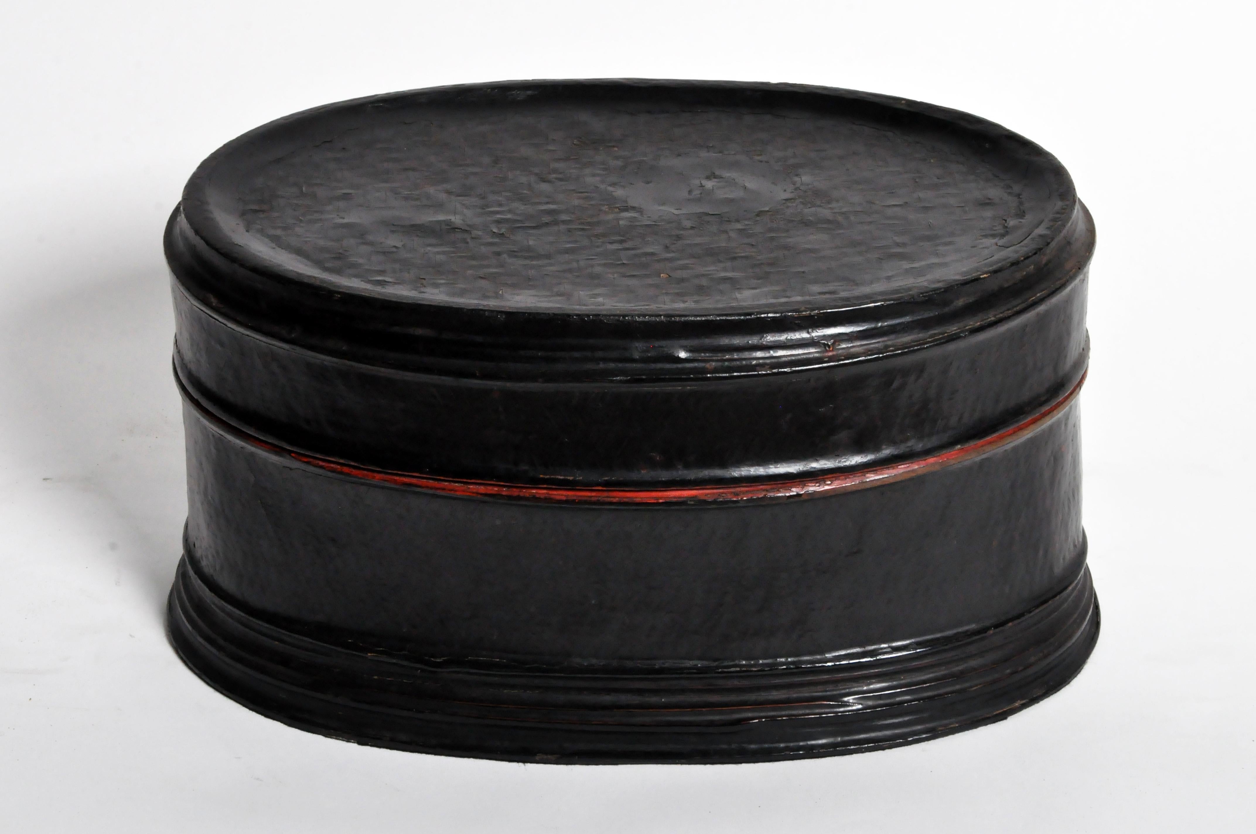 Burmese Lacquerware Box In Good Condition In Chicago, IL