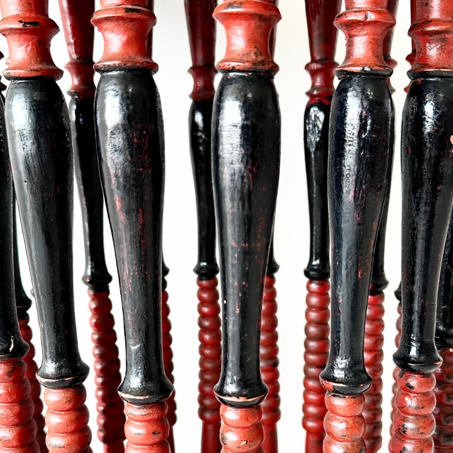 Runder Beistelltisch aus rotem und schwarzem gedrechseltem Holz mit burmesischem Lackgeschirr (Lackiert) im Angebot
