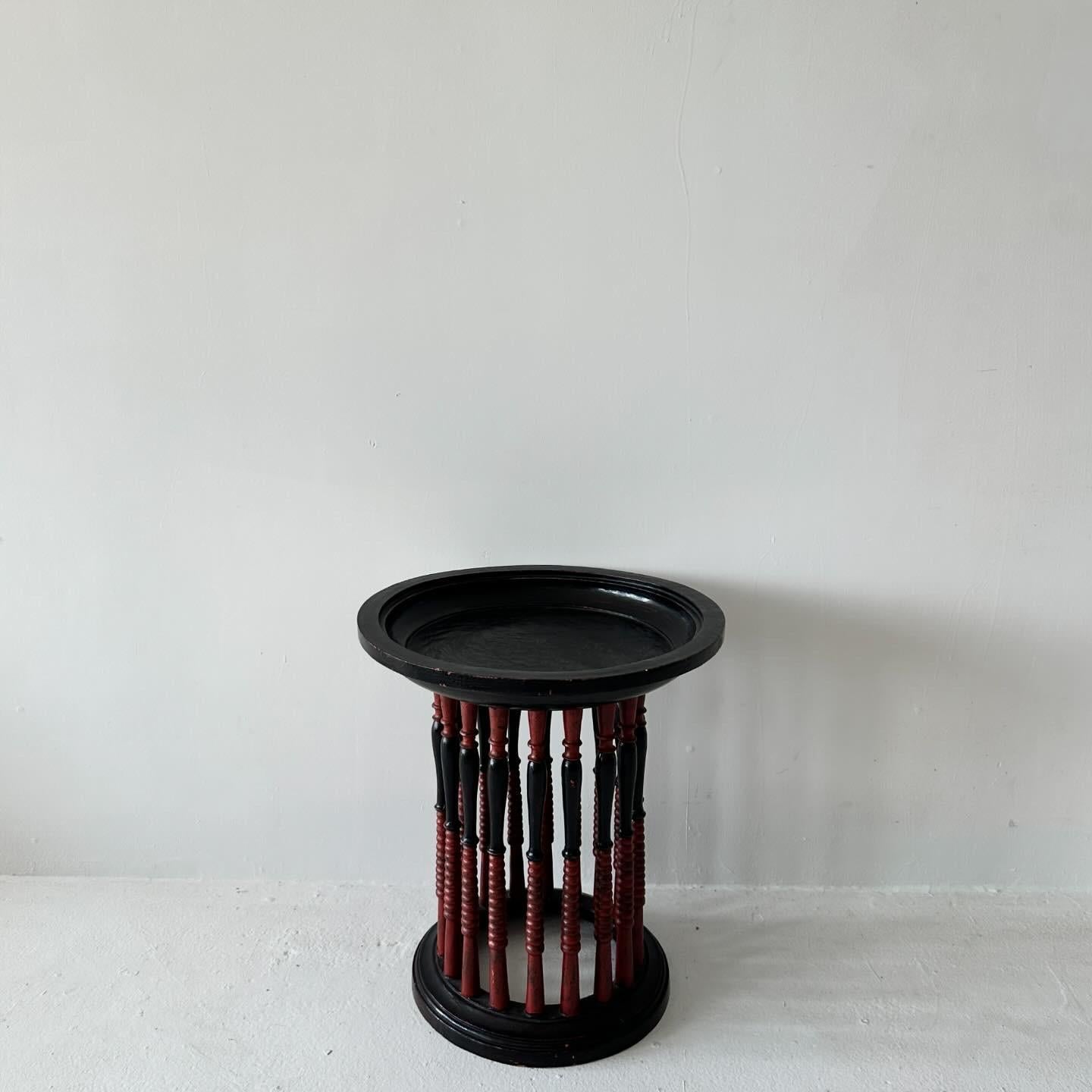 Runder Beistelltisch aus rotem und schwarzem gedrechseltem Holz mit burmesischem Lackgeschirr im Zustand „Starke Gebrauchsspuren“ im Angebot in Los Angeles, CA