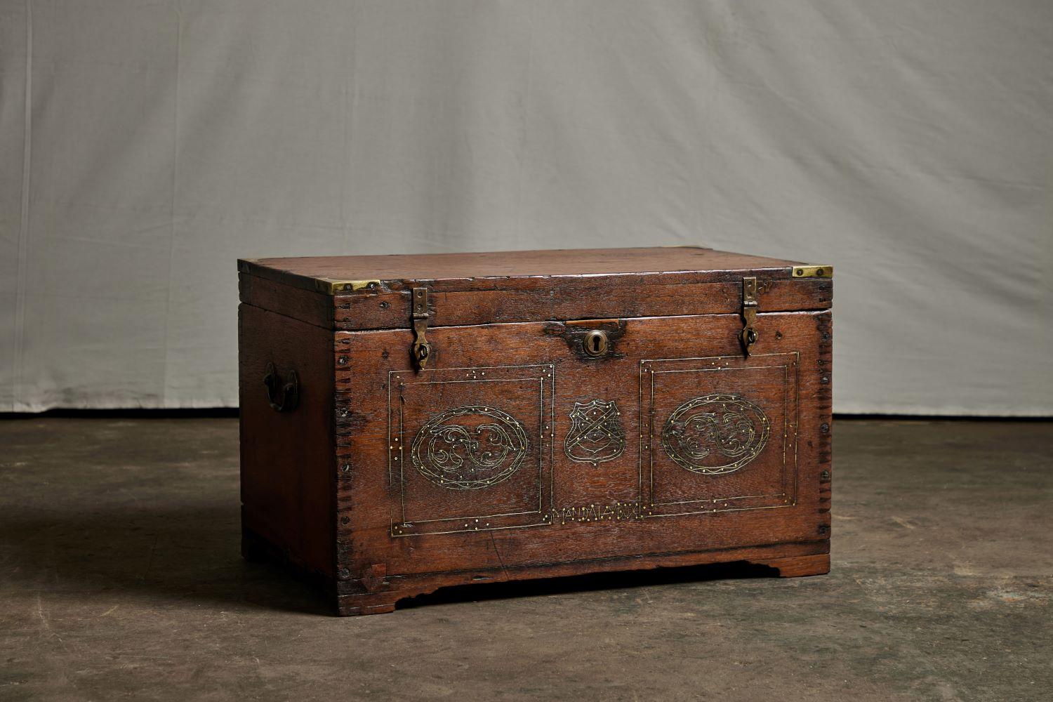 Burmese Ladies Make-Up Trunk In Good Condition For Sale In San Marino, CA