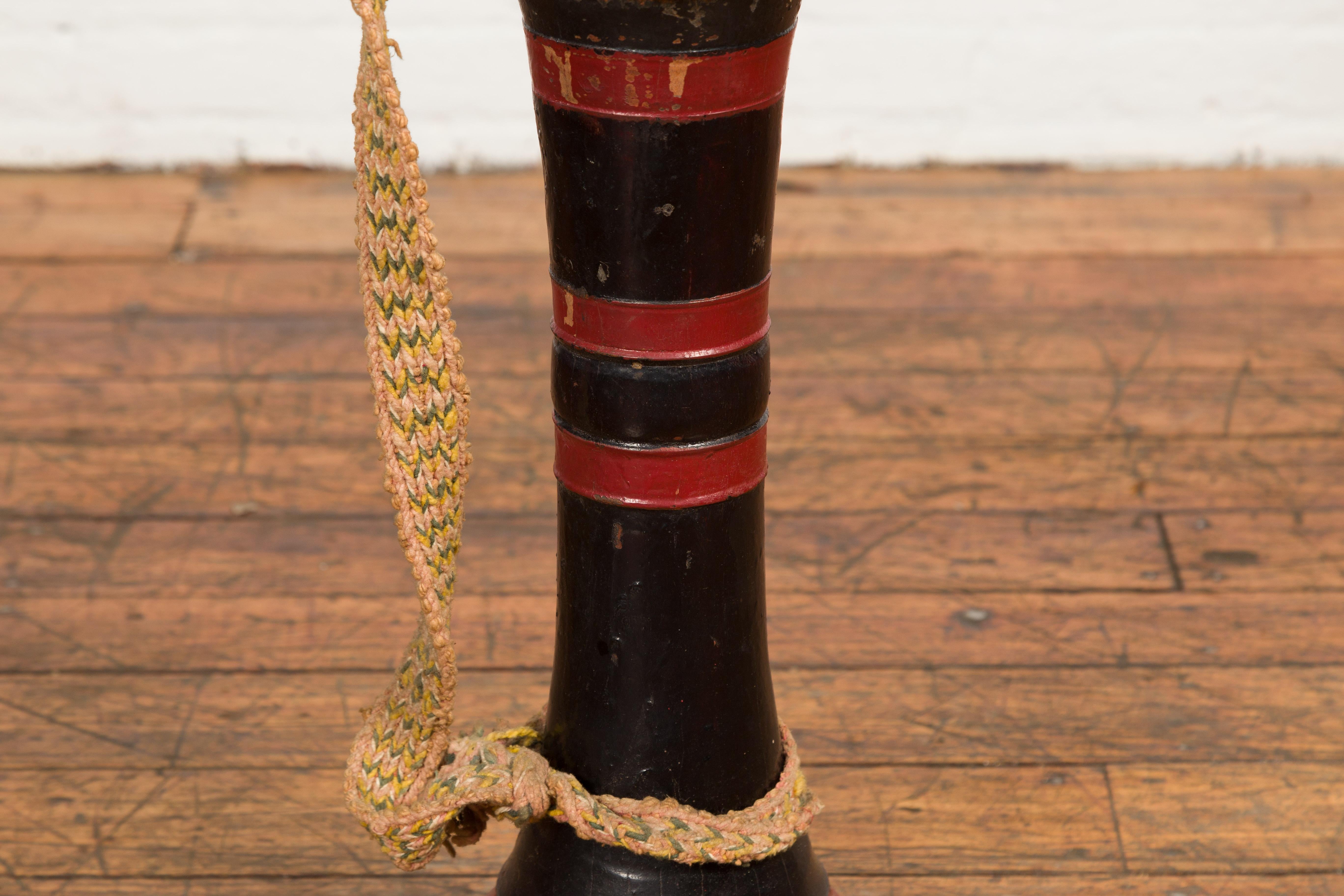 Laqué Tambour birman de la fin du 19e siècle en teck en forme de gobelet Ozi avec laque noire et rouge en vente