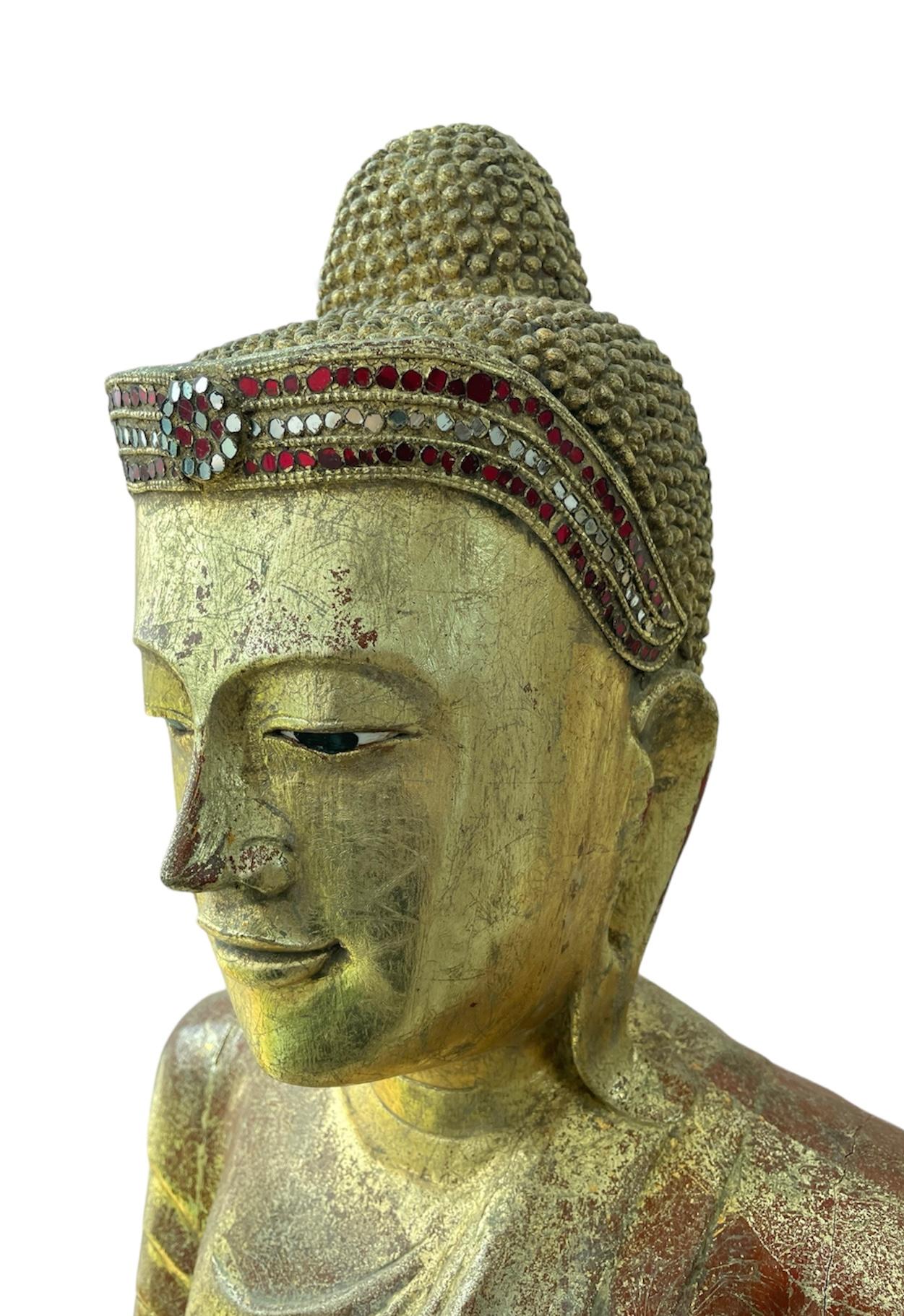 Birmano Scultura in legno di Buddha birmano in piedi a grandezza naturale in vendita