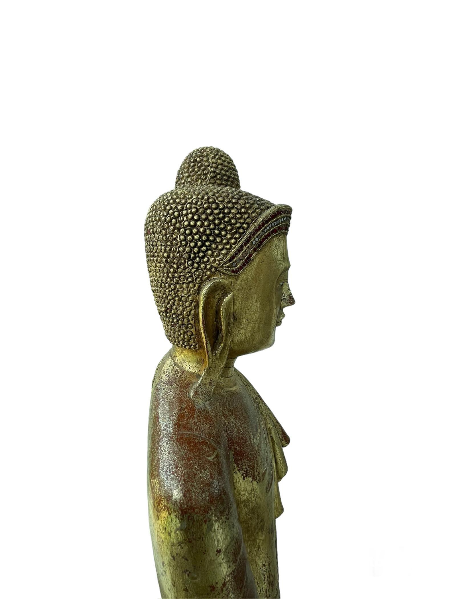 Scultura in legno di Buddha birmano in piedi a grandezza naturale In condizioni buone in vendita a Guaynabo, PR