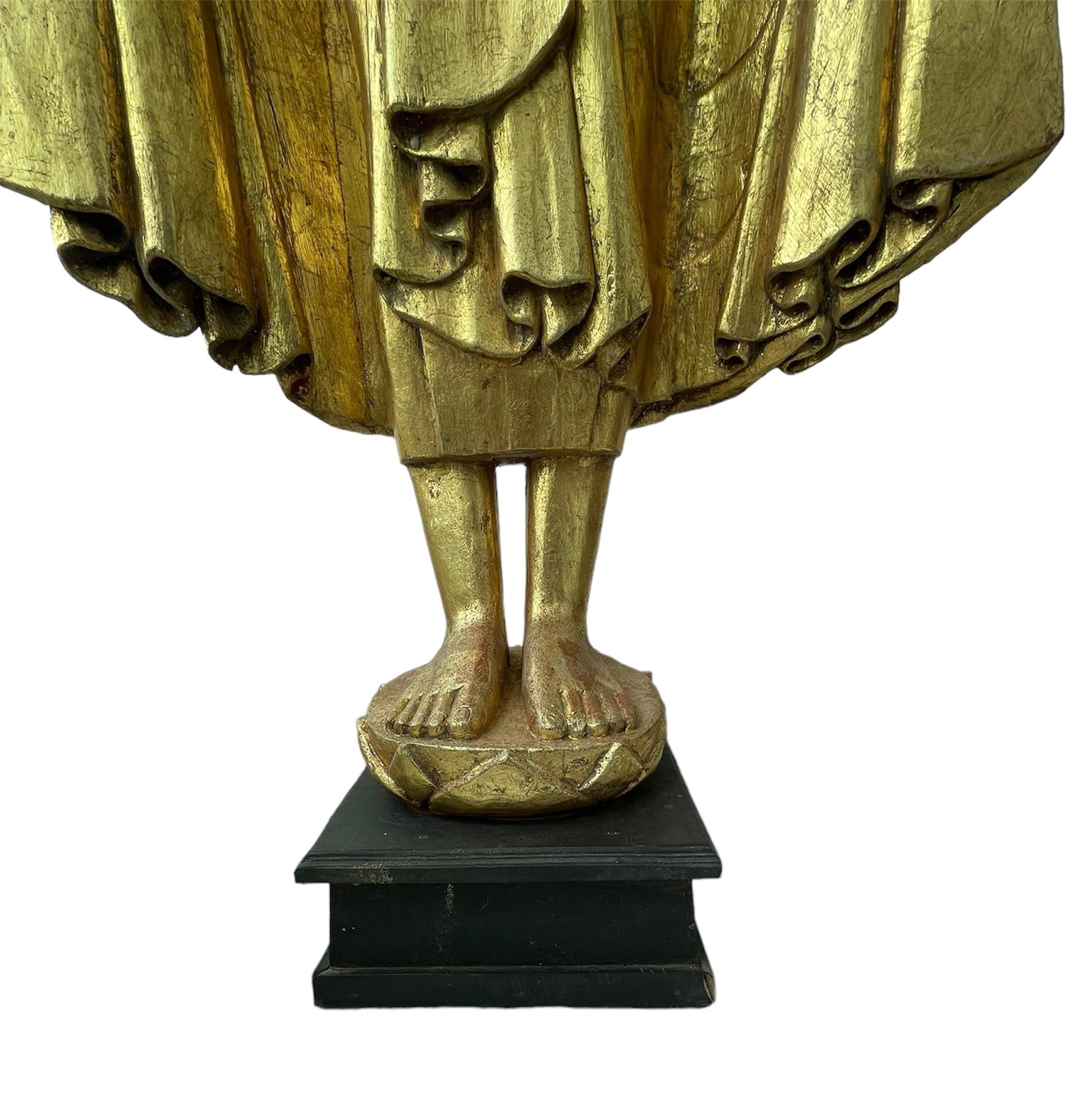 XX secolo Scultura in legno di Buddha birmano in piedi a grandezza naturale in vendita