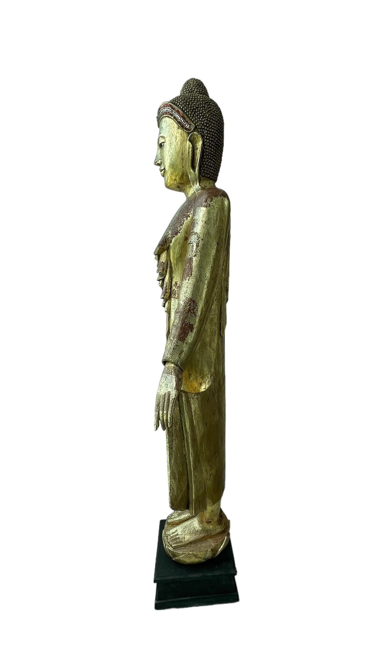 Scultura in legno di Buddha birmano in piedi a grandezza naturale in vendita 1