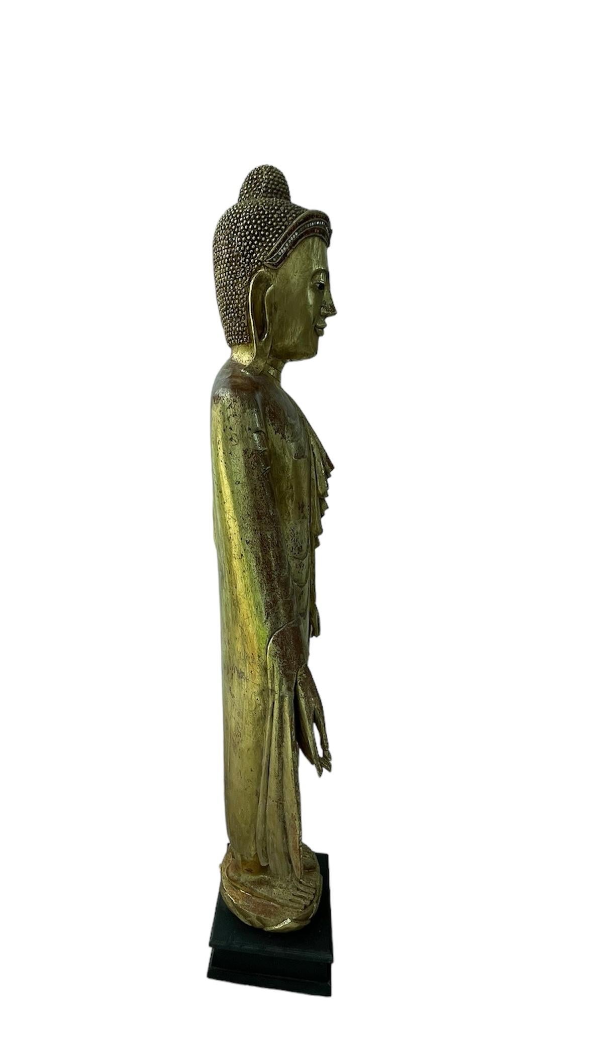 Scultura in legno di Buddha birmano in piedi a grandezza naturale in vendita 2