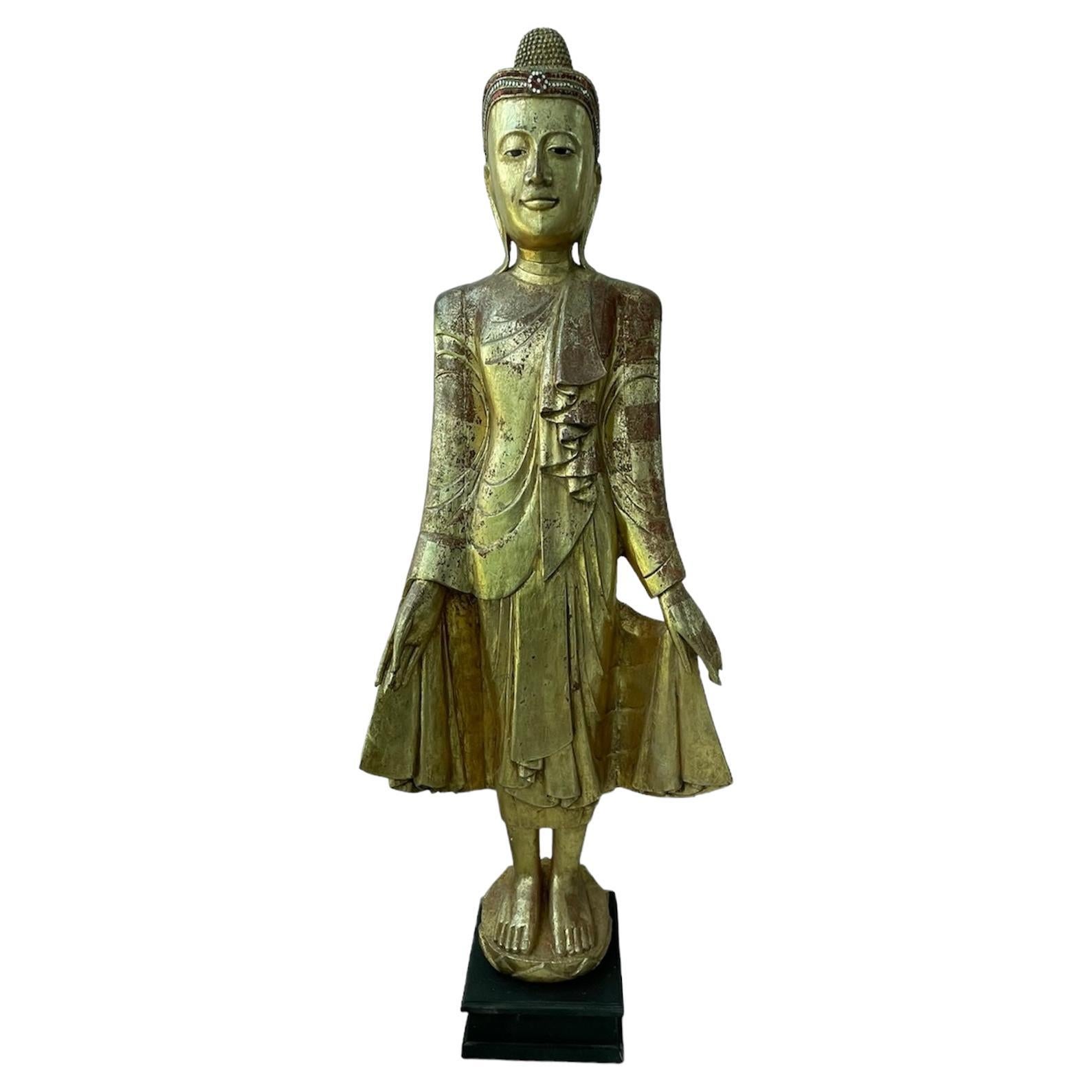 Buda birmano de pie, tamaño natural Escultura de madera