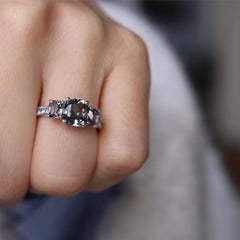 Burmesischer Trilogie-Ring mit hellgrauem, lila Spinell und unerhitztem blauem Saphir