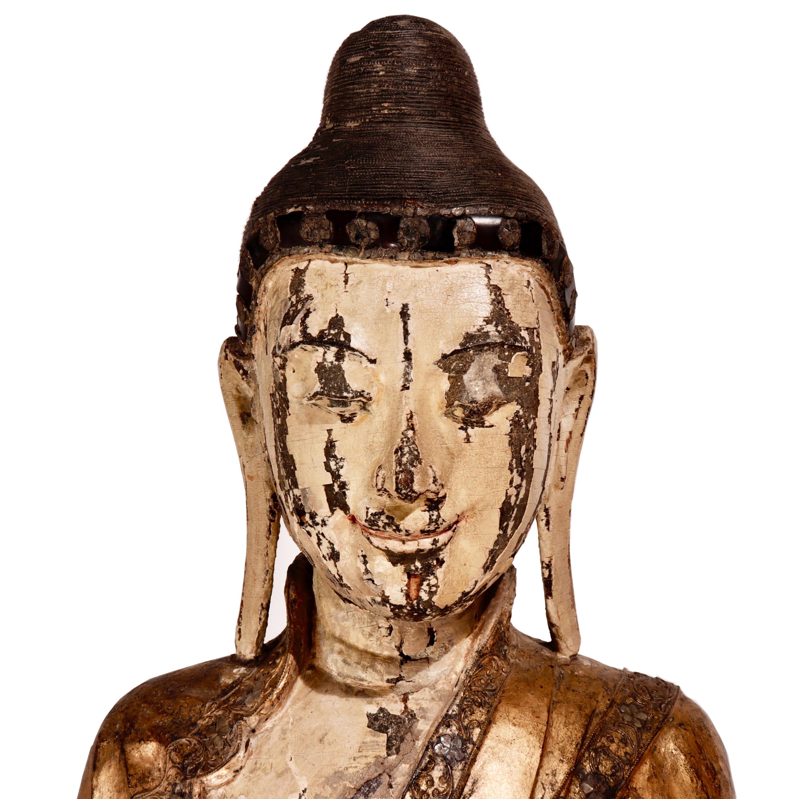 20ième siècle Figure du Bouddha debout en bois sculpté du Mandalay birman en vente