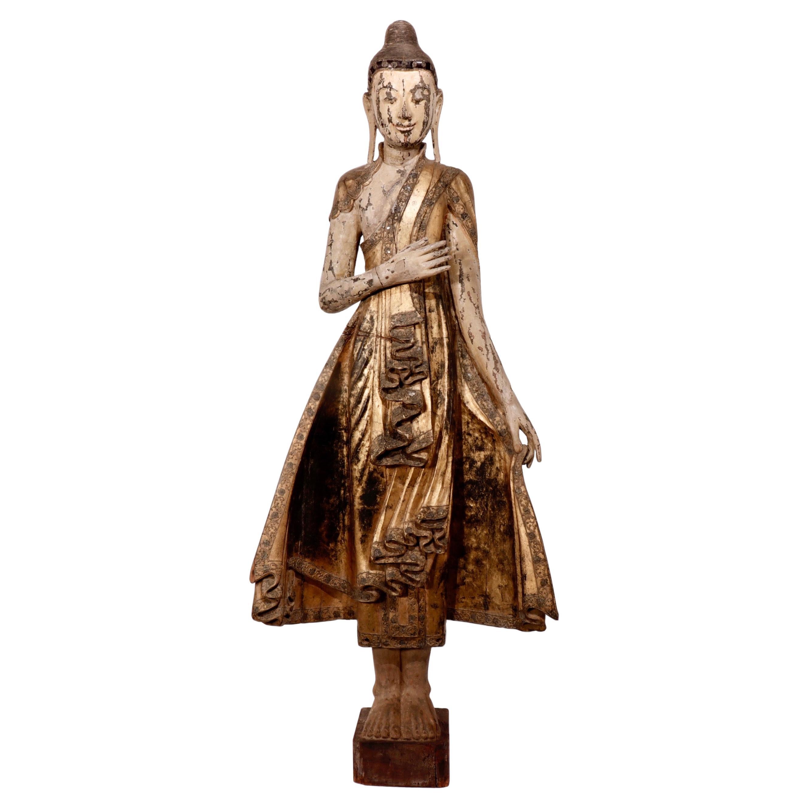 Geschnitzte burmesische Mandalay-Holzfigur des stehenden Buddha