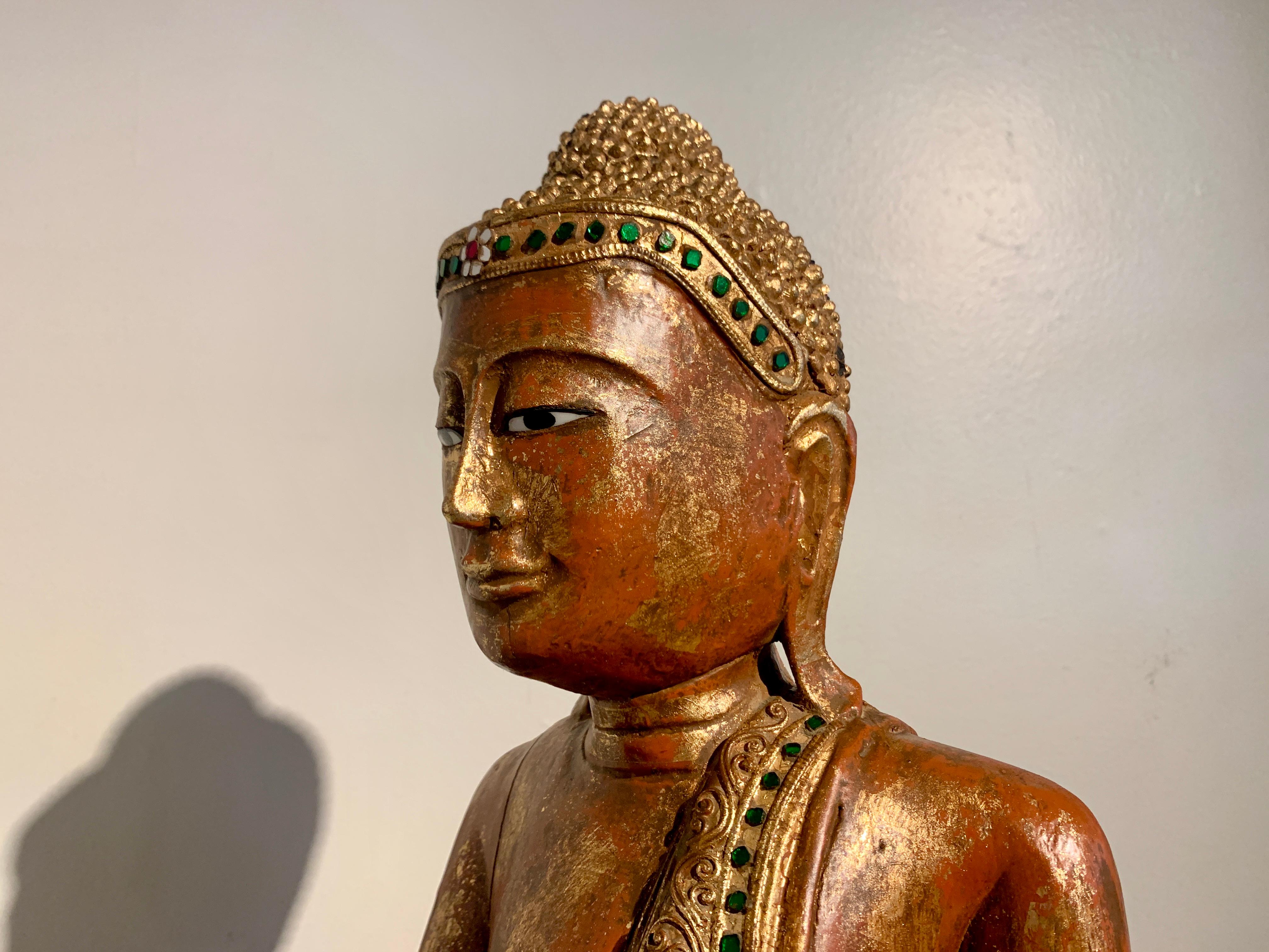 Sitzender burmesischer Mandalay-Buddha, rot lackiert, vergoldet und verziert, 19. Jahrhundert  im Angebot 4