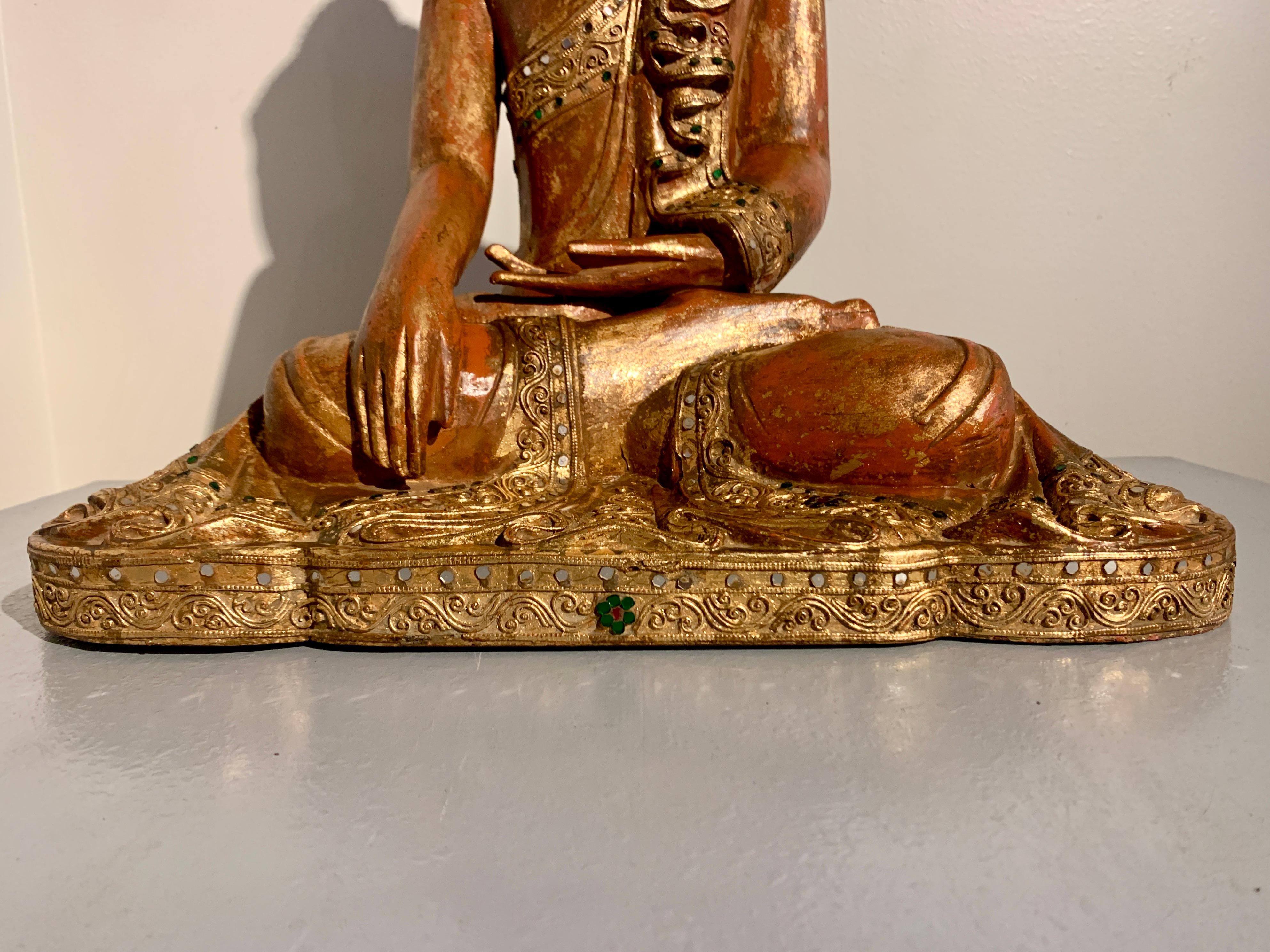 Bouddha assis birman de Mandalay, laqué rouge, doré et orné, 19e siècle  en vente 5