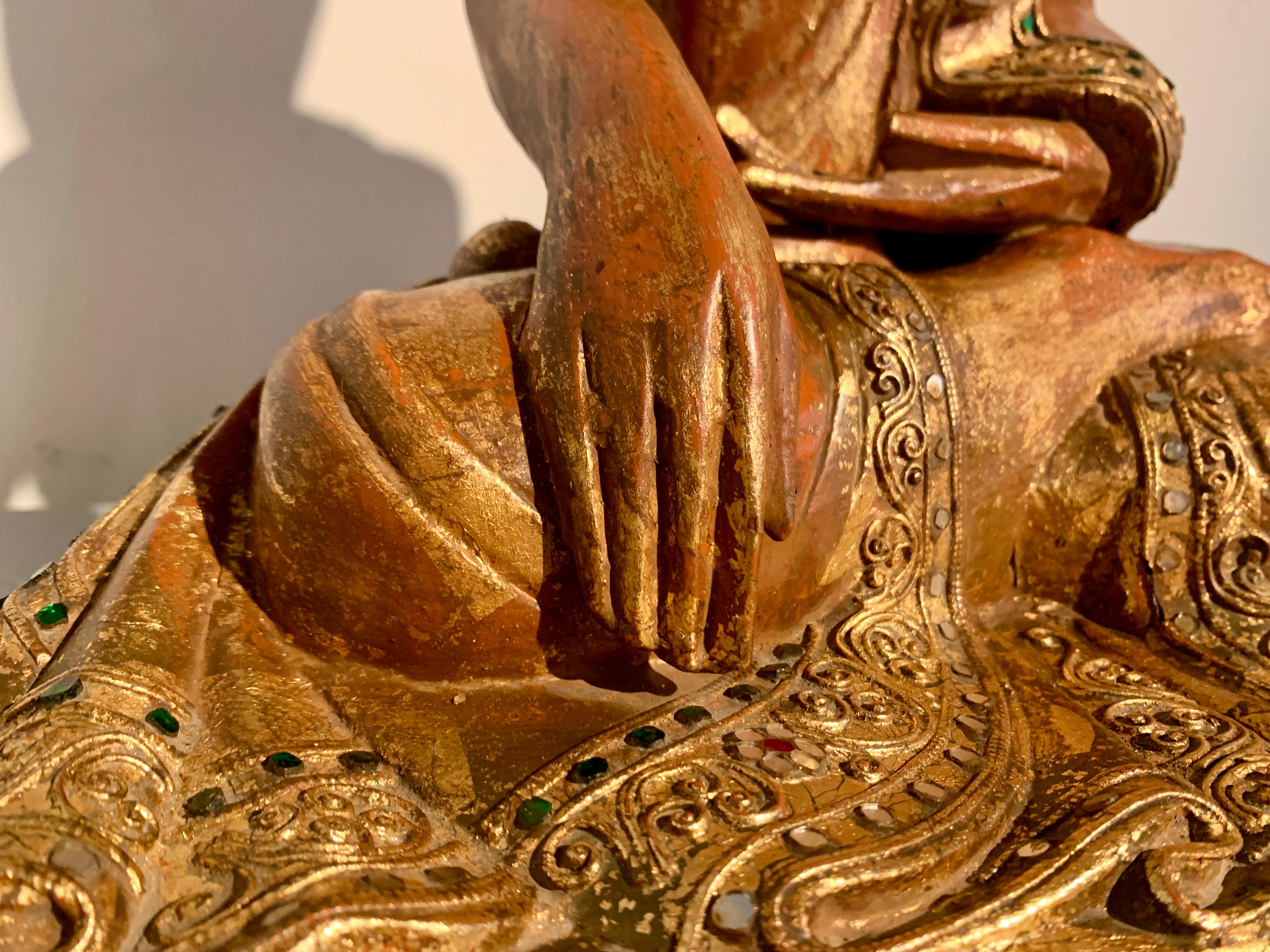 Bouddha assis birman de Mandalay, laqué rouge, doré et orné, 19e siècle  en vente 7