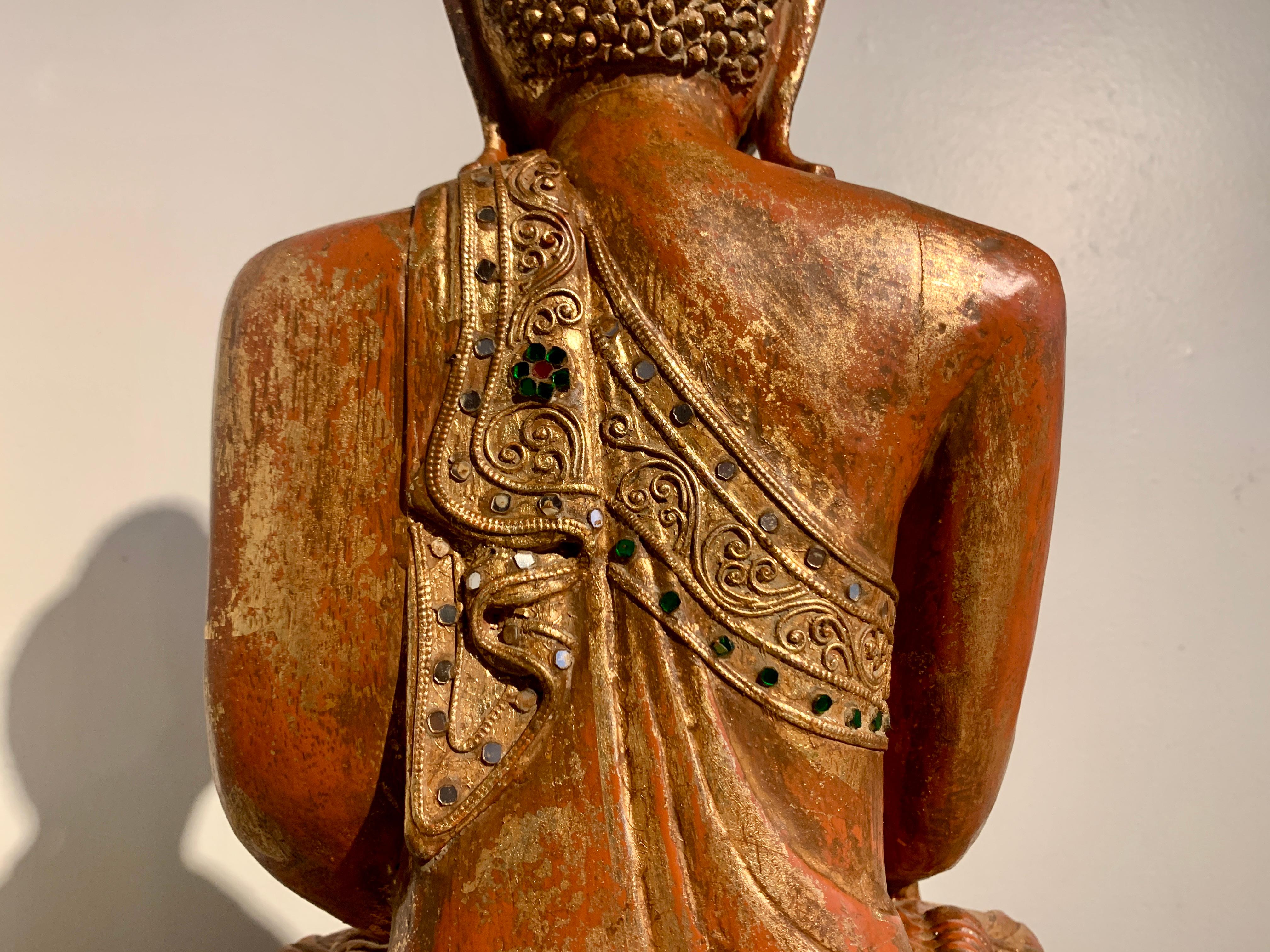 Bouddha assis birman de Mandalay, laqué rouge, doré et orné, 19e siècle  en vente 8