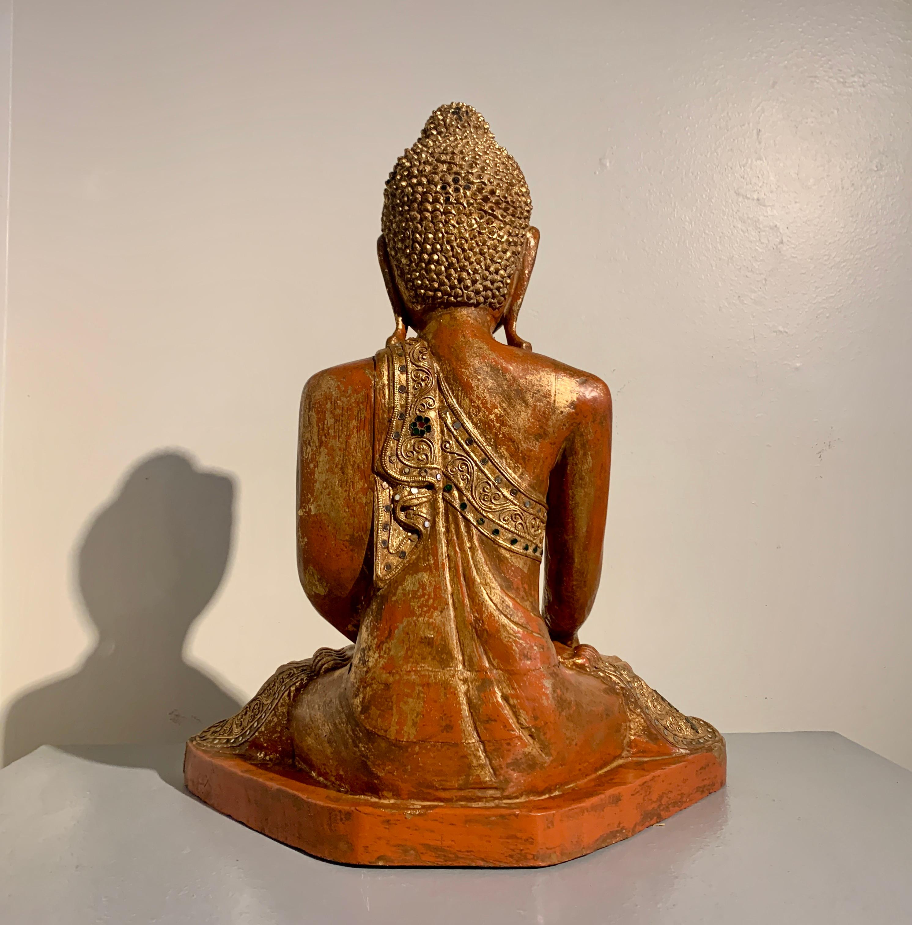 Sculpté à la main Bouddha assis birman de Mandalay, laqué rouge, doré et orné, 19e siècle  en vente