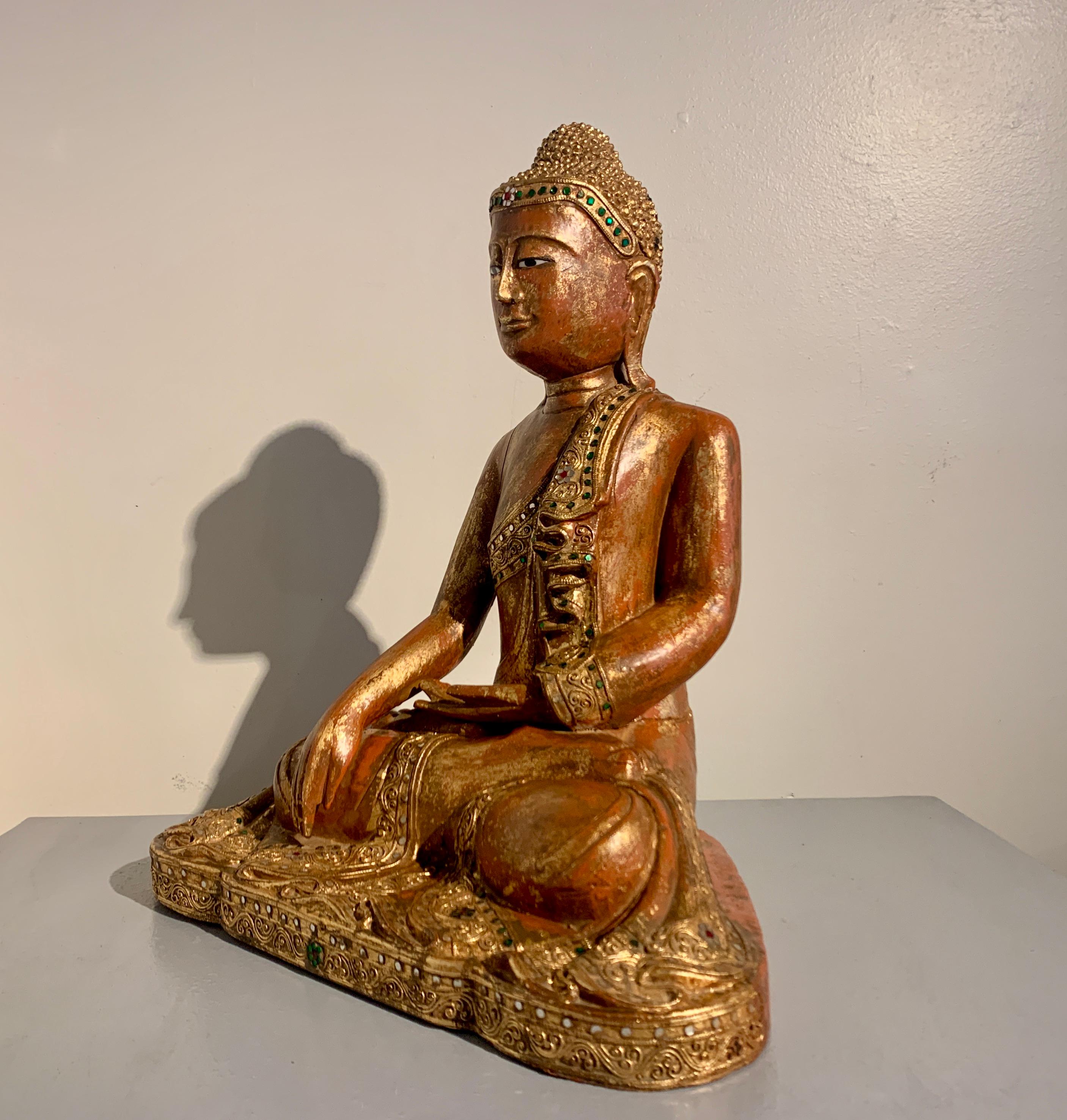 Sitzender burmesischer Mandalay-Buddha, rot lackiert, vergoldet und verziert, 19. Jahrhundert  (Muschel) im Angebot