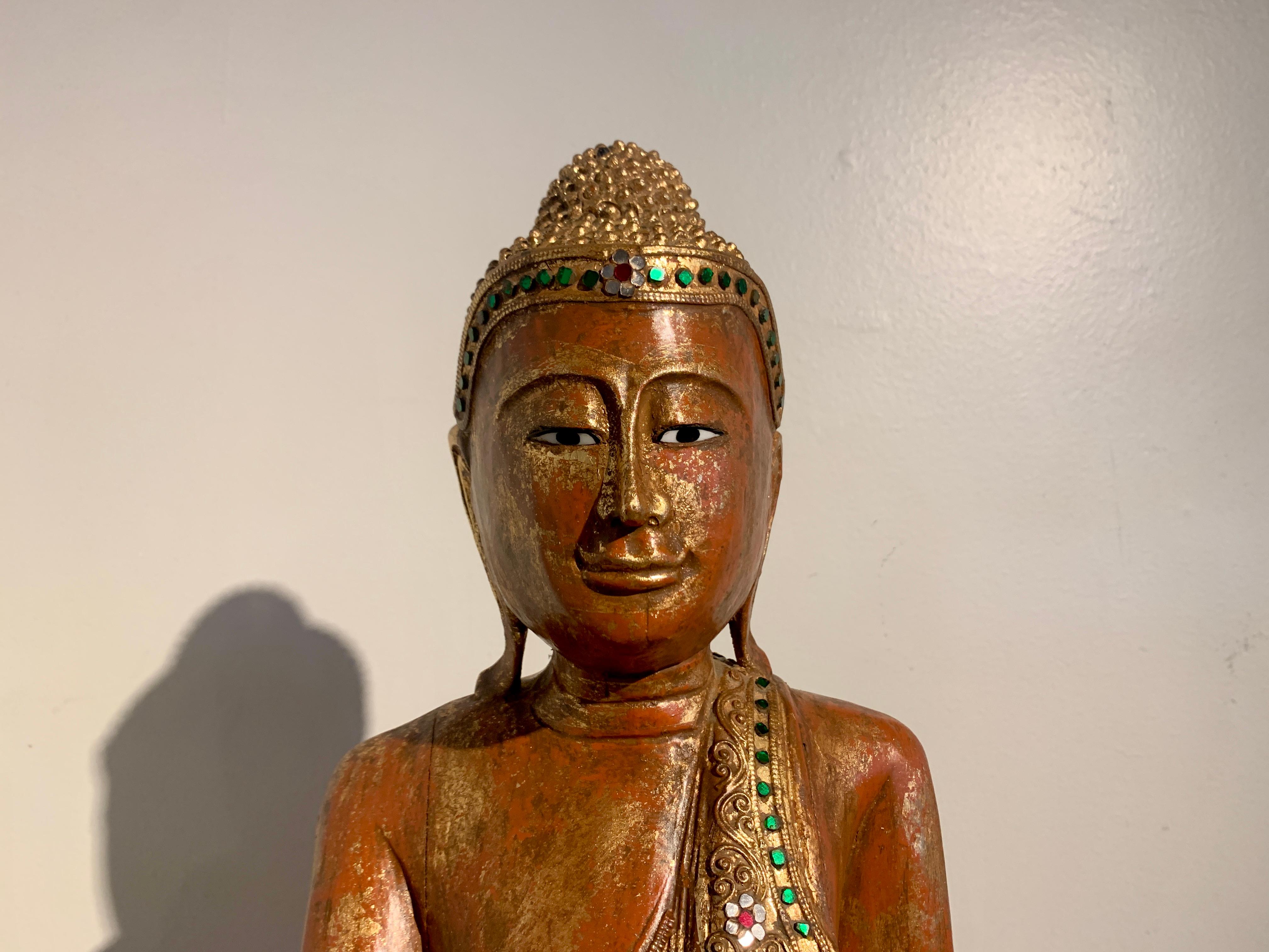 Bouddha assis birman de Mandalay, laqué rouge, doré et orné, 19e siècle  en vente 1
