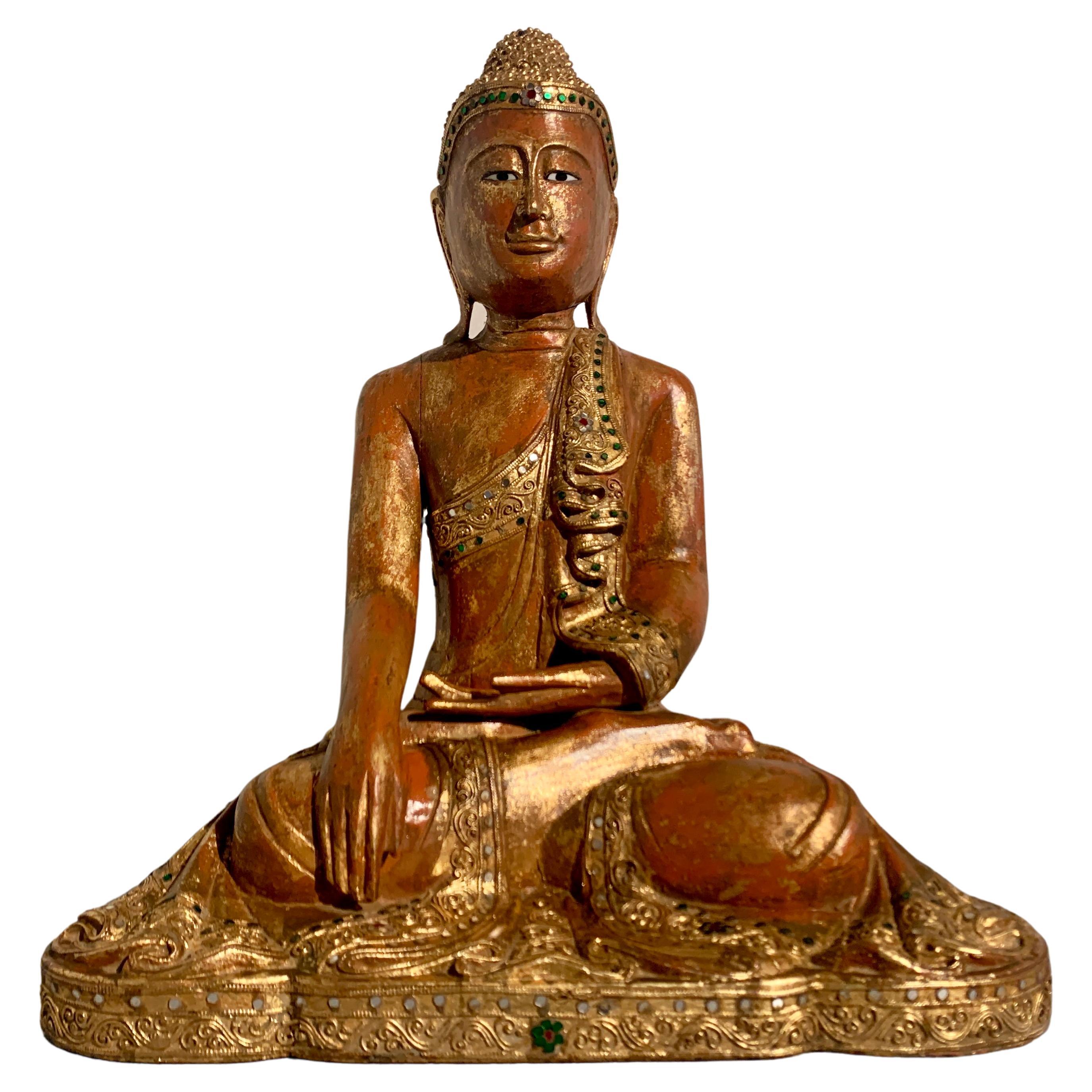 Bouddha assis birman de Mandalay, laqué rouge, doré et orné, 19e siècle  en vente