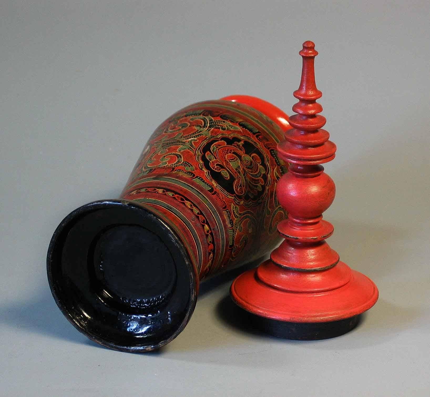 Vase balustre de style Mandalay birman laqué doré, recouvert de laque rouge et de Bouddha en vente 4