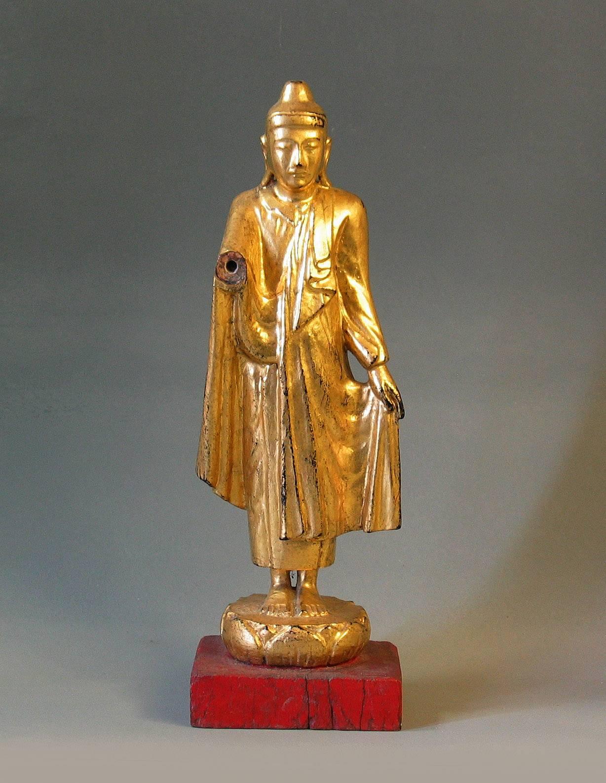 Exportation chinoise Vase balustre de style Mandalay birman laqué doré, recouvert de laque rouge et de Bouddha en vente