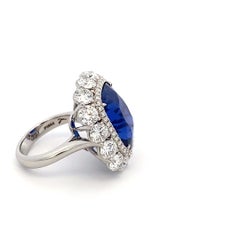 Bague en platine sertie d'un saphir et de diamants, avec un saphir birman certifié « No-Heat », certifiée par Gübelin et SSEF