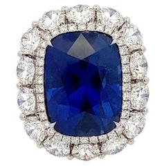 Bague en platine sertie d'un saphir et de diamants, avec un saphir birman certifié « No-Heat », certifiée par Gübelin et SSEF