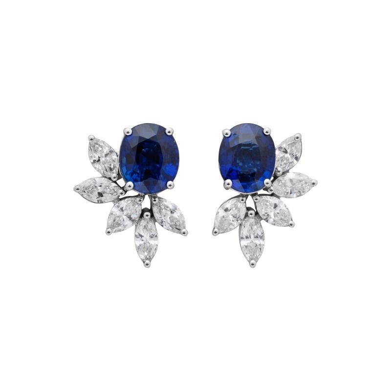 Une paire de boucles d'oreilles raffinées mettant en valeur deux saphirs birmans non chauffés (1,22ct & 1,08ct) sertis dans de l'or blanc, accentués par dix diamants taille marquise. Les saphirs bleus vifs et les diamants étincelants créent une