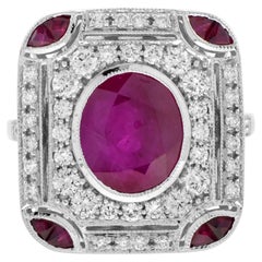 Anello birmano di forma ovale con rubino e diamanti in stile Art Deco in oro bianco 18 carati