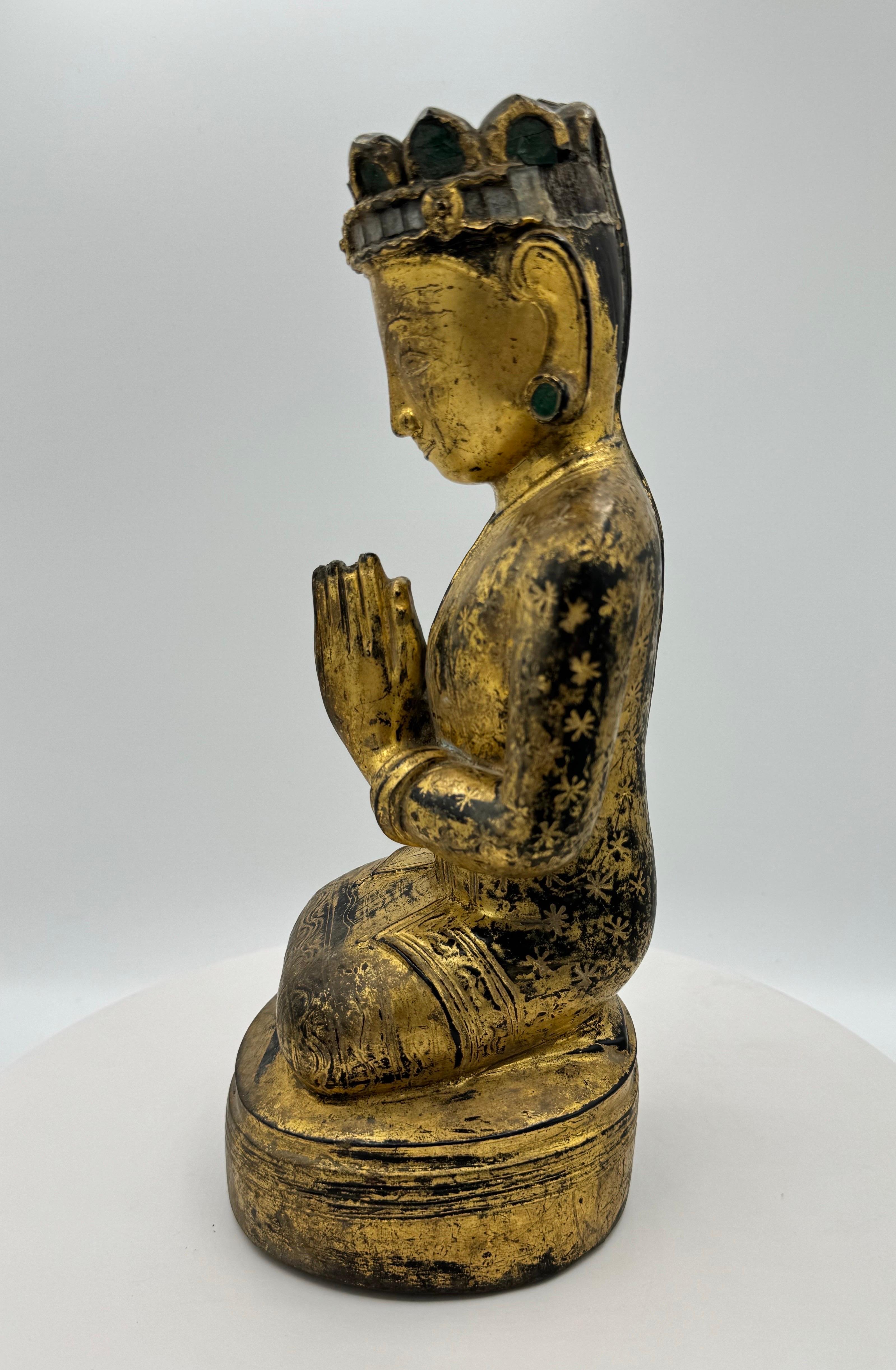 Buddha birmano dipinto e in legno dorato