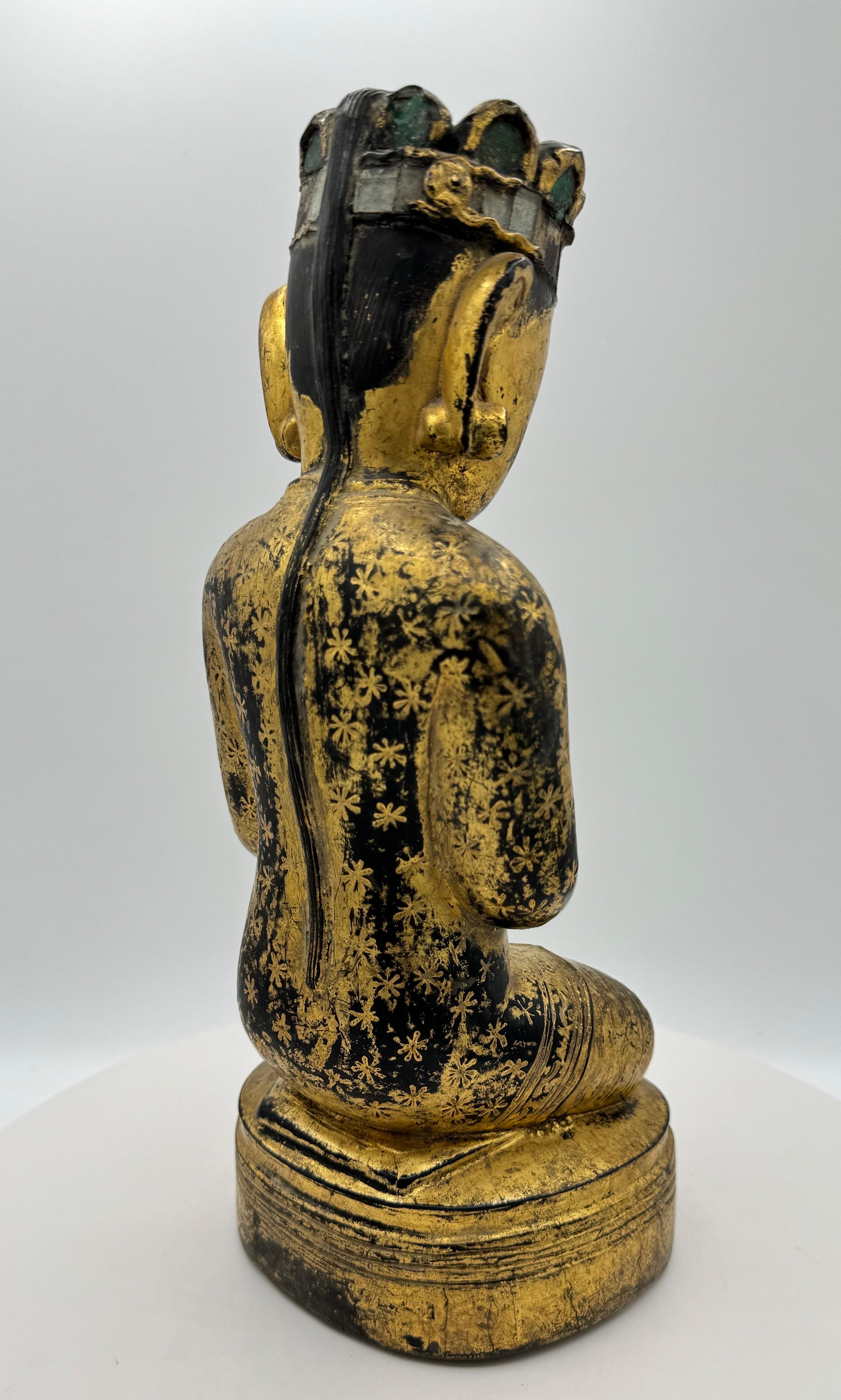 Intagliato a mano Burmese dipinto e in legno dorato  Buddha in vendita