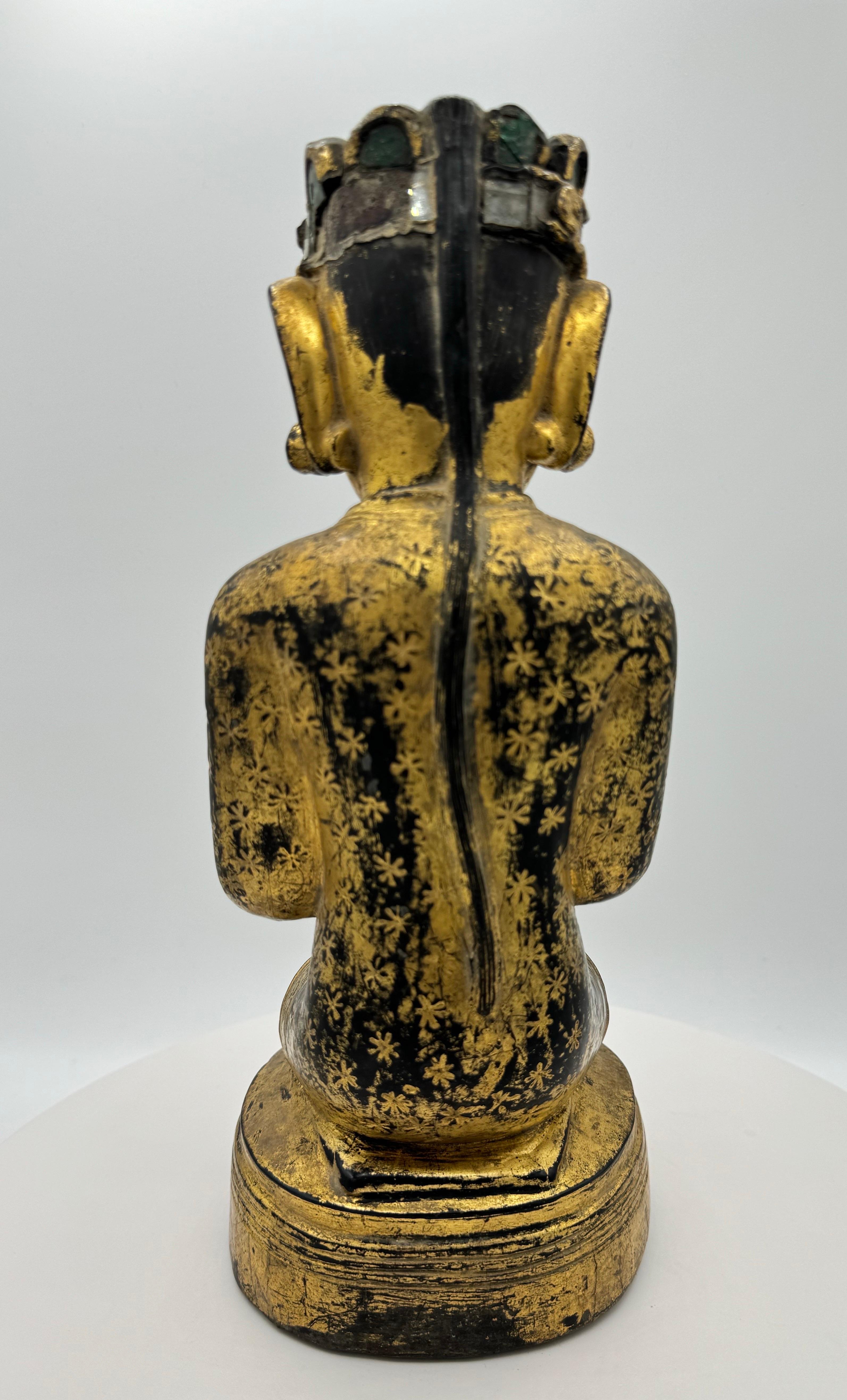 Burmese dipinto e in legno dorato  Buddha In condizioni buone in vendita a Huntington, NY