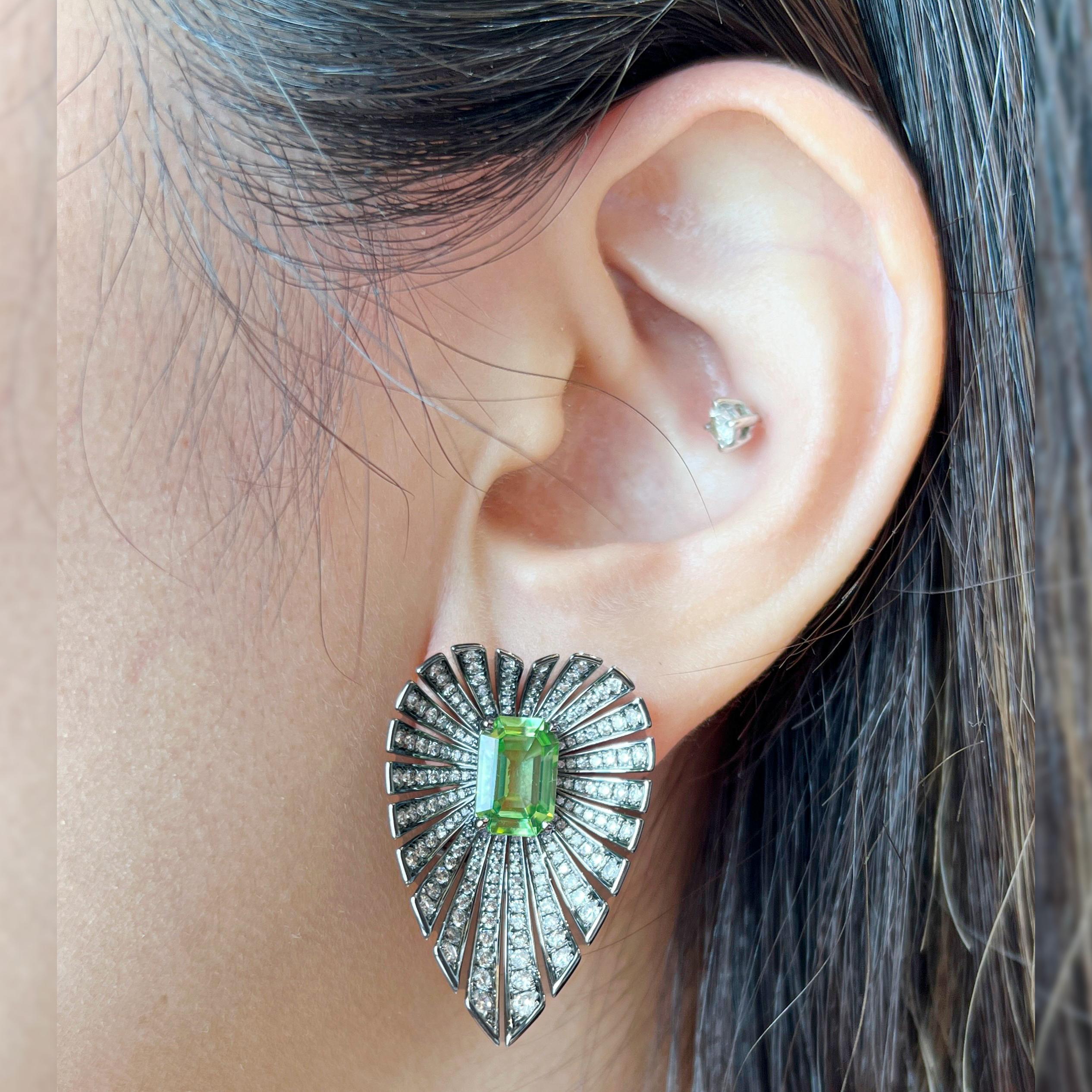 Burmese Peridot 4.12 Carat Top Quality & Diamond Designer Cocoon 18K Earring In New Condition For Sale In Hung Hom, HK