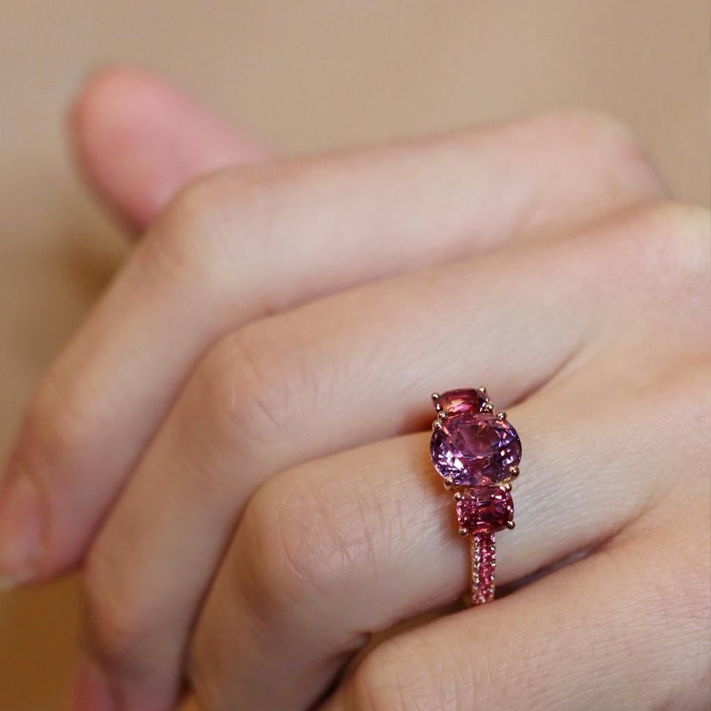 Burmesischer Trilogie-Ring mit lila, rötlichem und intensiv rosa Spinell 5