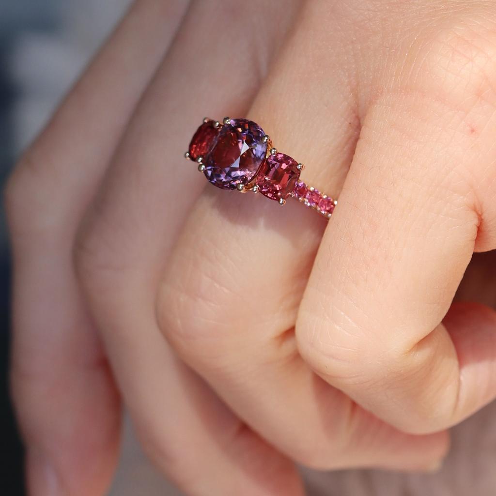 Burmesischer Trilogie-Ring mit lila, rötlichem und intensiv rosa Spinell 10