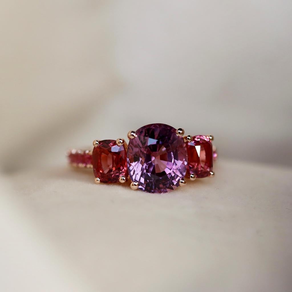 Einzigartiger Ring mit drei Steinen, handgefertigt in Belgien von der Schmuckdesignerin Joke Quick,  aus massivem 18-karätigem Roségold, handgefertigt nach traditioneller Art (ohne Guss oder Druck). Mit unerhitzten birmanischen Spinellen