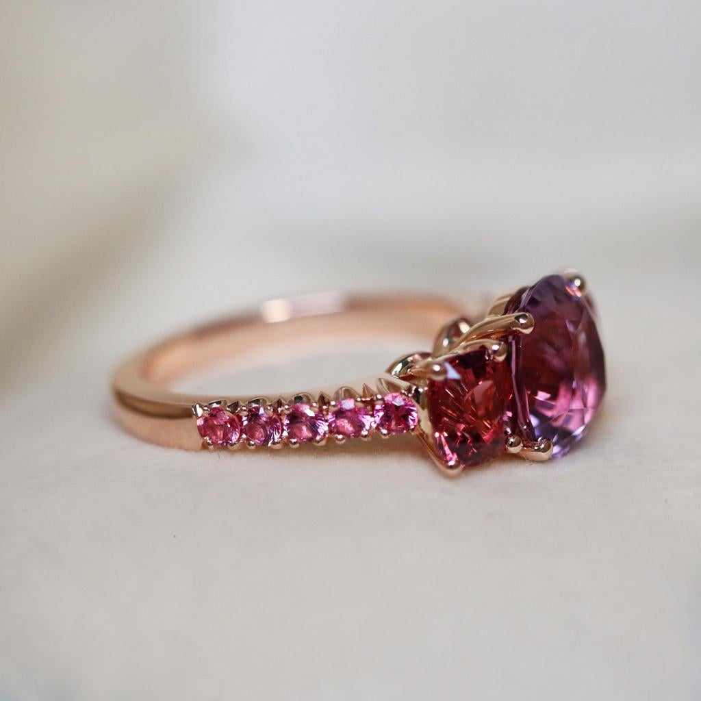Burmesischer Trilogie-Ring mit lila, rötlichem und intensiv rosa Spinell (Kissenschliff)