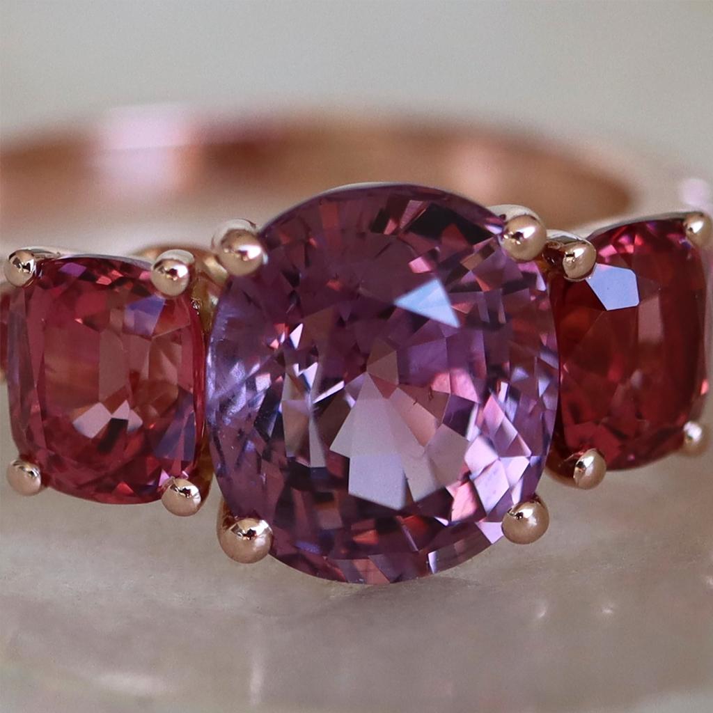 Burmesischer Trilogie-Ring mit lila, rötlichem und intensiv rosa Spinell Damen