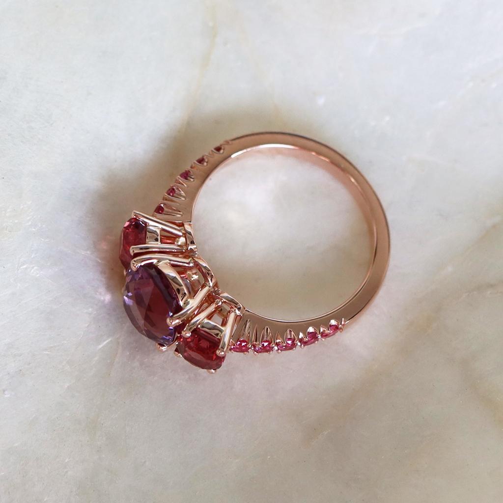 Burmesischer Trilogie-Ring mit lila, rötlichem und intensiv rosa Spinell 2