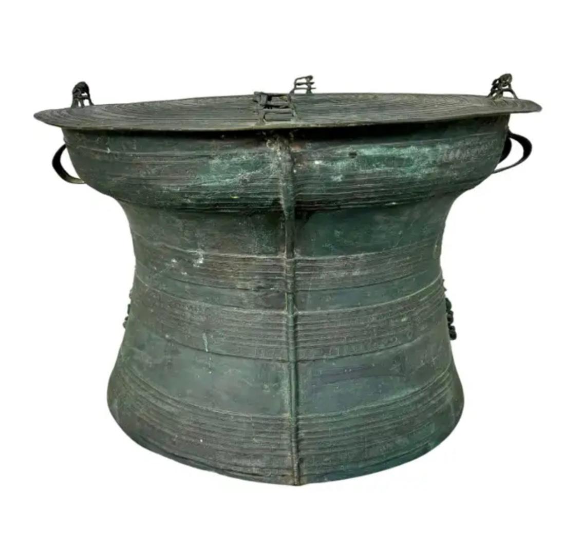 Tambour creux en bronze, se rétrécissant vers le bas, avec des poignées de chaque côté. Les tambours étaient fabriqués par le peuple Karen, un groupe ethnique sino-tibétain habitant les hautes terres entre le Myanmar (anciennement Birmanie) et la