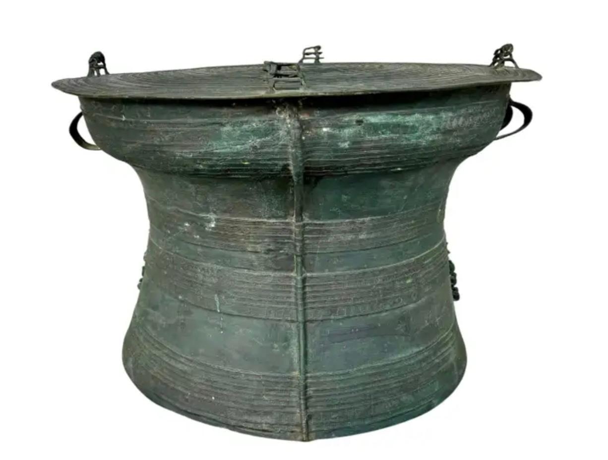 Tribal Table à café en bronze moulé à tambour de pluie birman, détails en relief complexes, années 1900 en vente