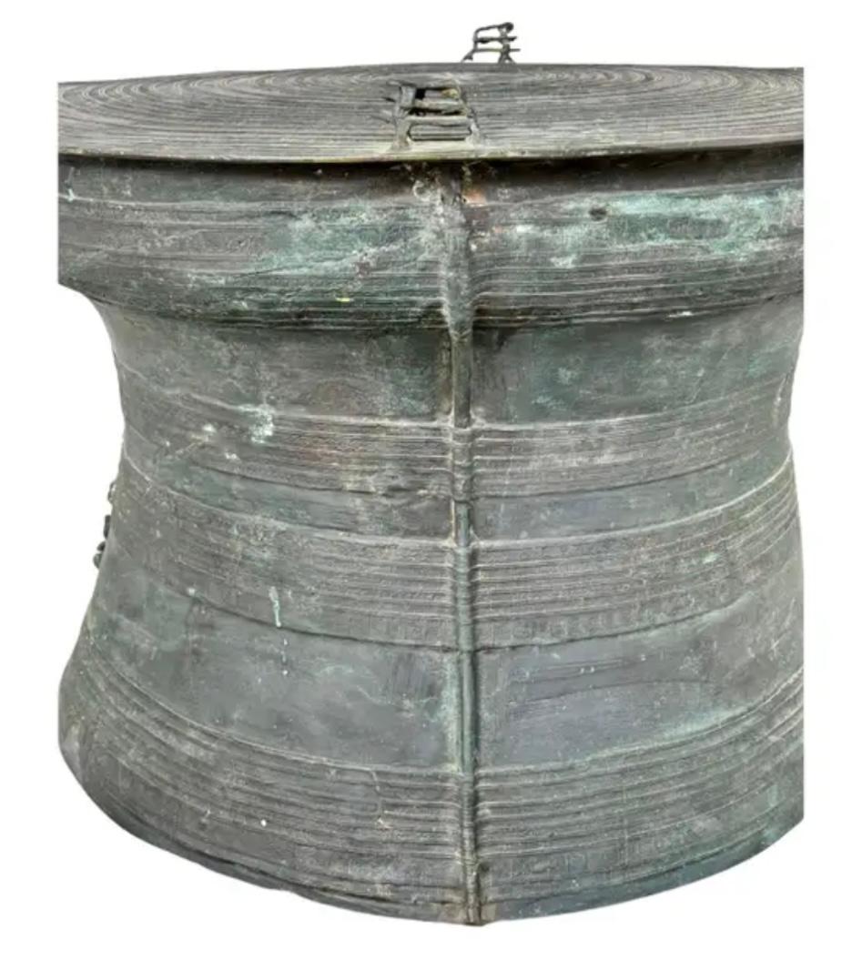 Thaïlandais Table à café en bronze moulé à tambour de pluie birman, détails en relief complexes, années 1900 en vente