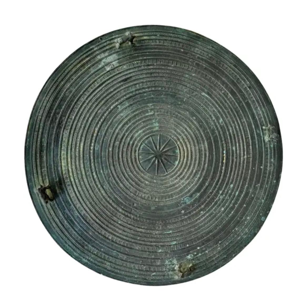 Table à café en bronze moulé à tambour de pluie birman, détails en relief complexes, années 1900 Bon état - En vente à Bradenton, FL