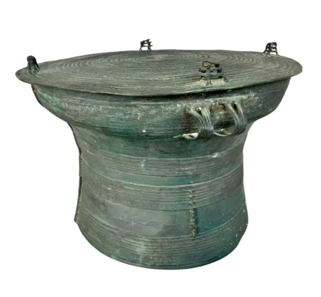 20ième siècle Table à café en bronze moulé à tambour de pluie birman, détails en relief complexes, années 1900 en vente